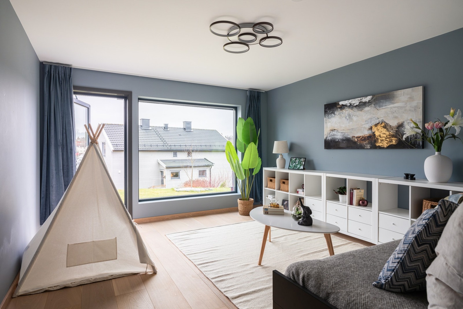 Soverom 2 med utgang til vestvendt markterrasse. Galleribilde