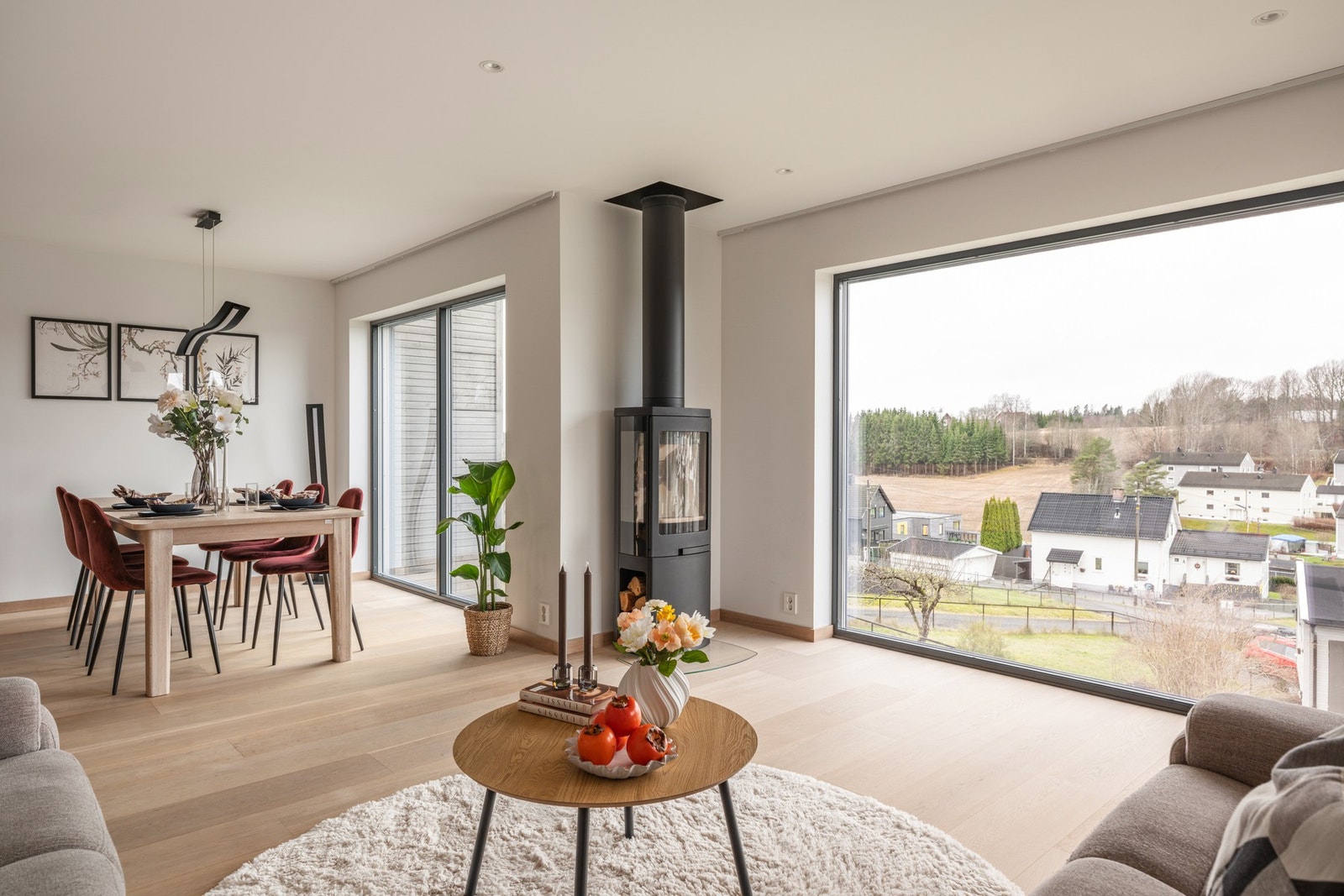 Svært lys stuesone med plass til stor sofagruppe Galleribilde