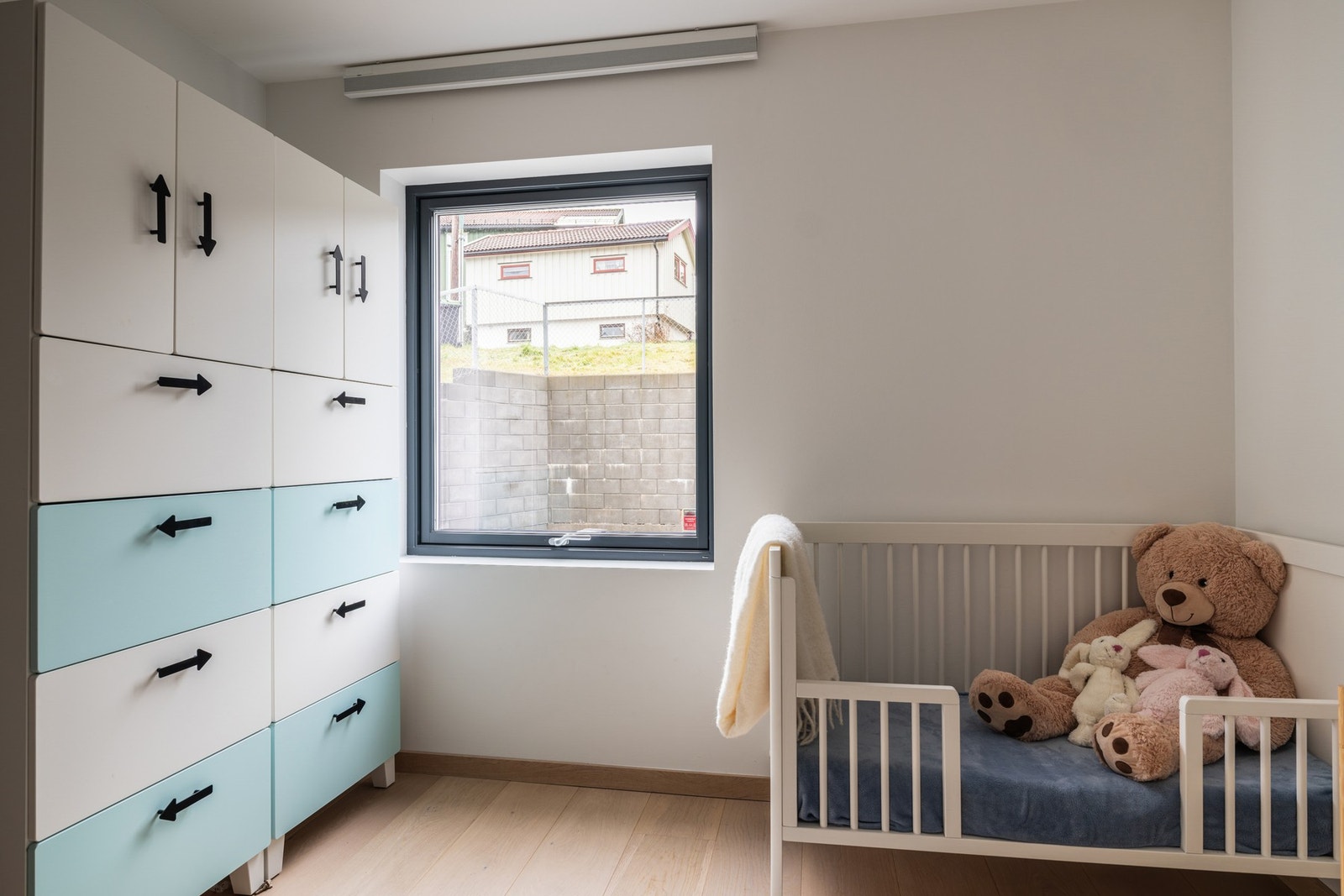 Det er i dag totalt tre soverom i 1. etasje og ett soverom i 2. etasje. Galleribilde