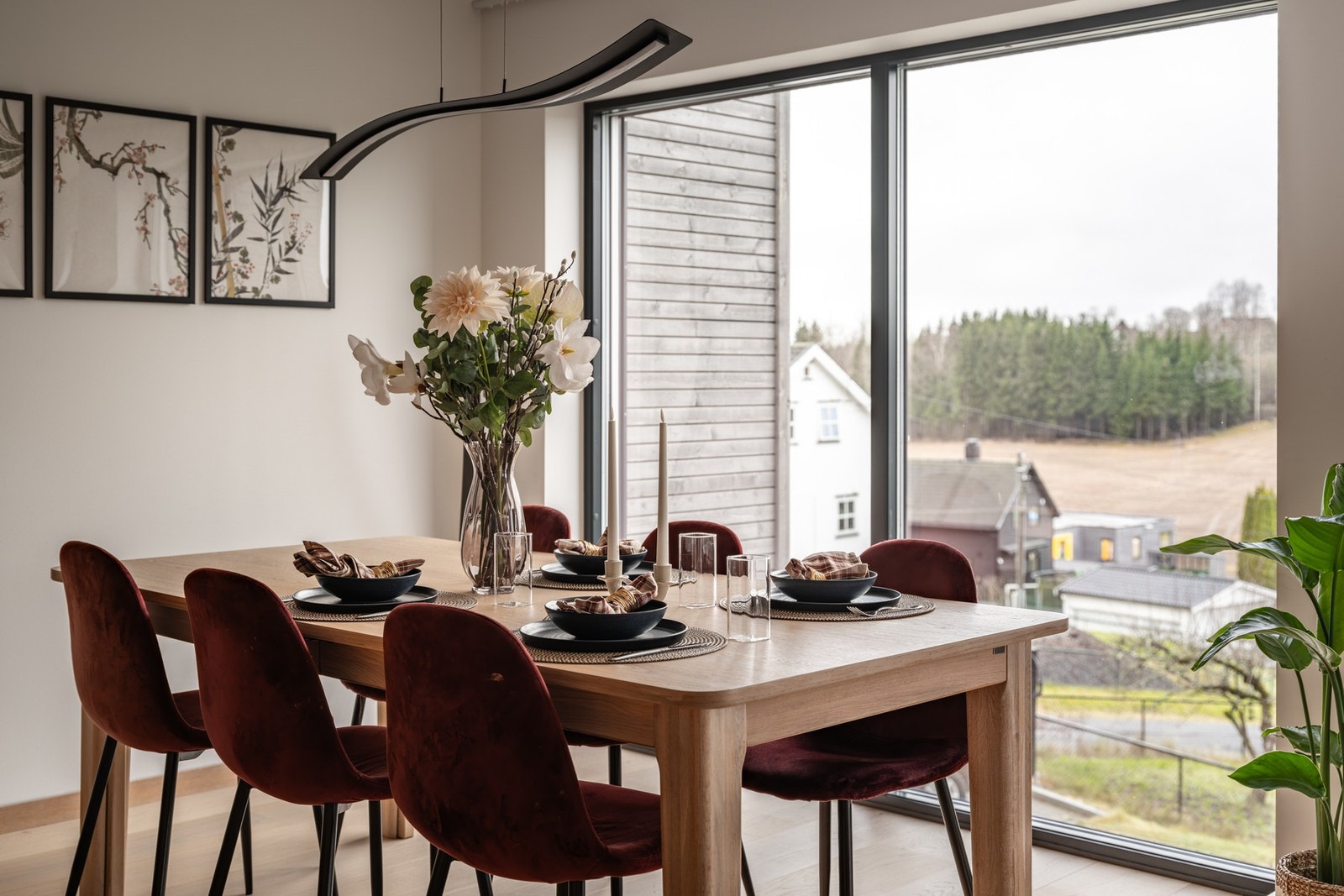 Velegnet plass til en stor spisebordsgruppe. Galleribilde