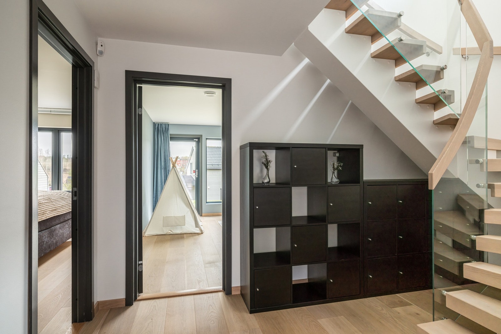 1. Etasje er funksjonell og innholdsrik. Galleribilde