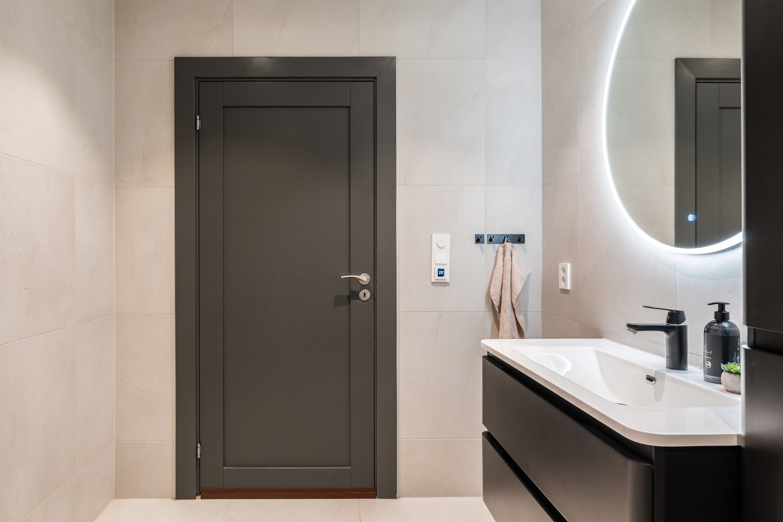 Boligen har to moderne bad - et i hver etasje. Galleribilde