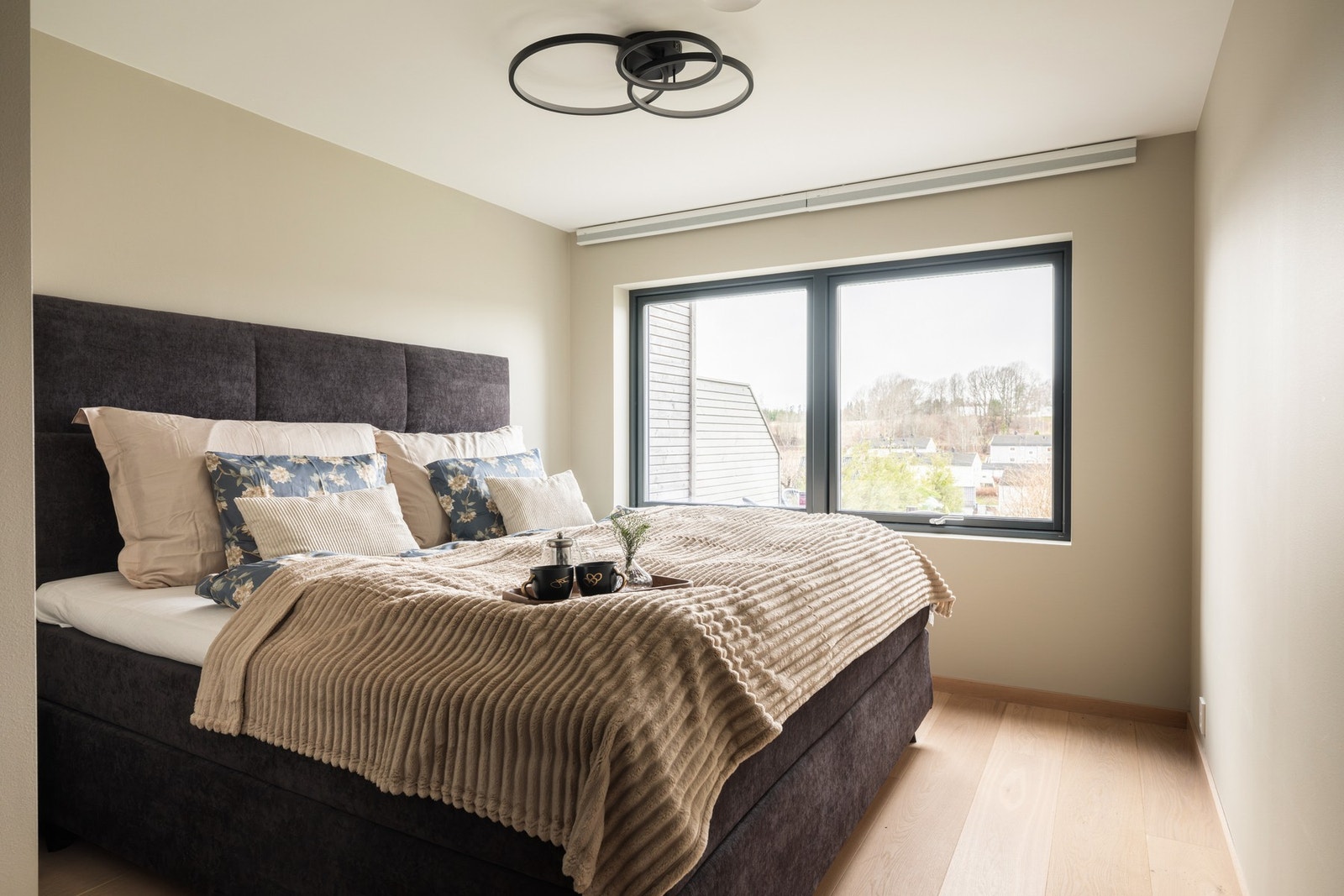 Hovedsoverom med god plass til dobbeltseng. Rommet vender ut mot egen hage. Galleribilde