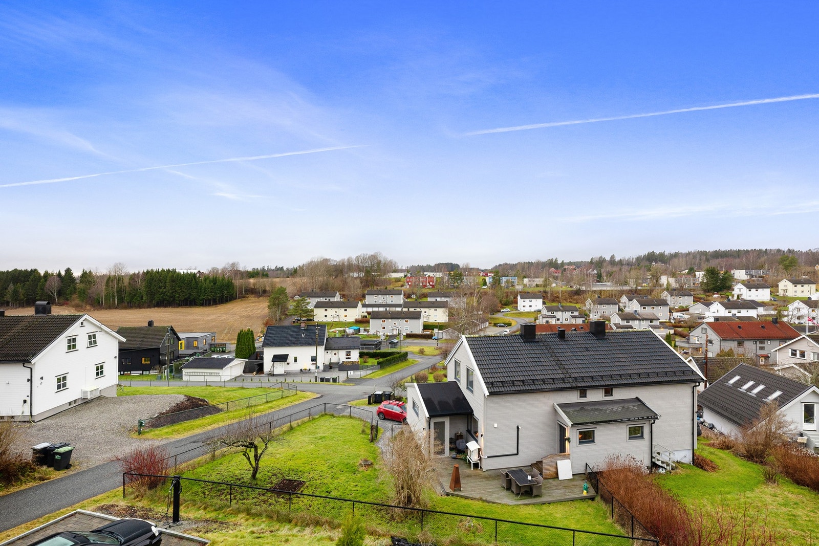 Fin utsikt mot et rolig nabolag med lite trafikk. Galleribilde