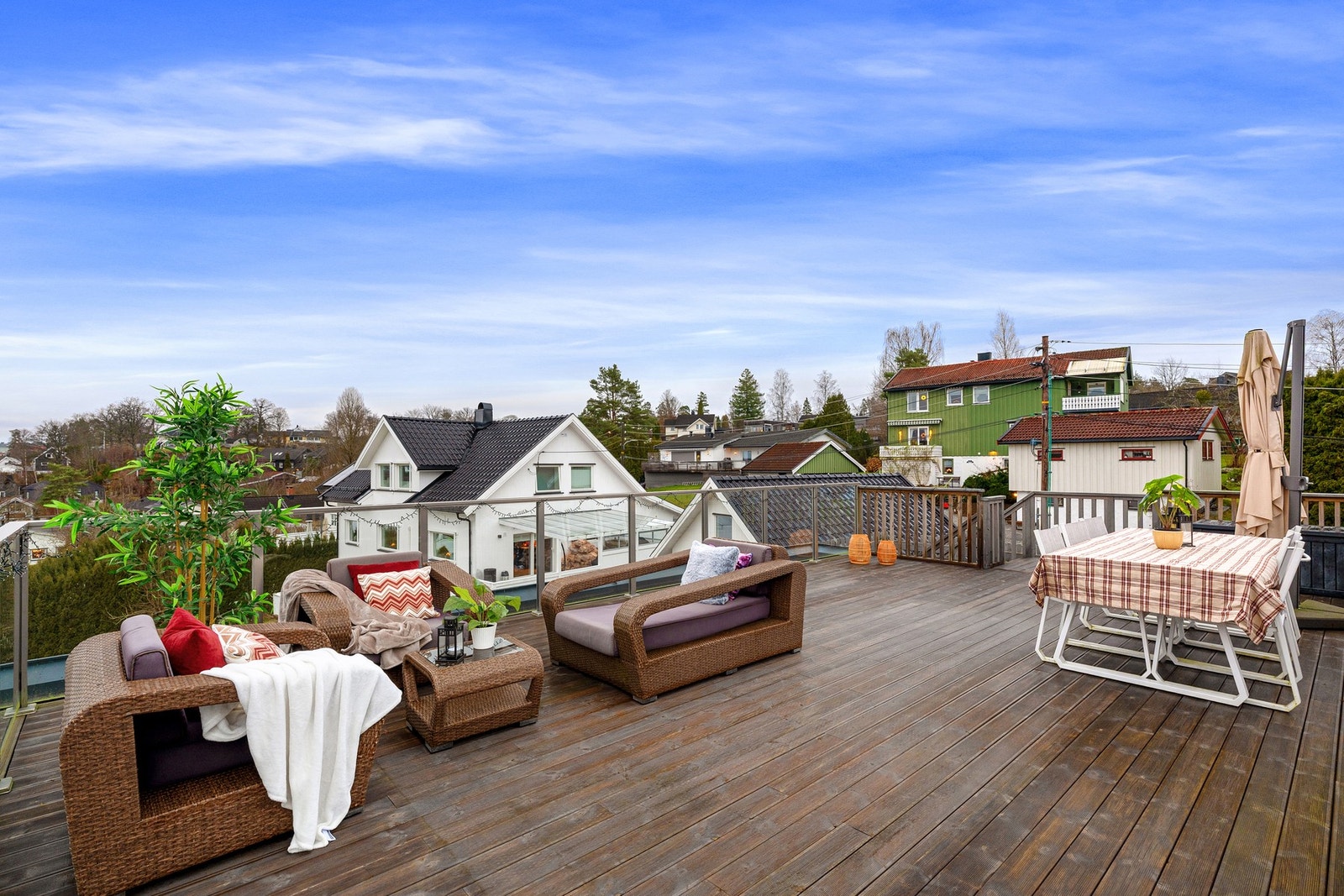 Takterrassens størrelse gjør at den enkelt kan møbleres med ulike soneinndelinger. Galleribilde