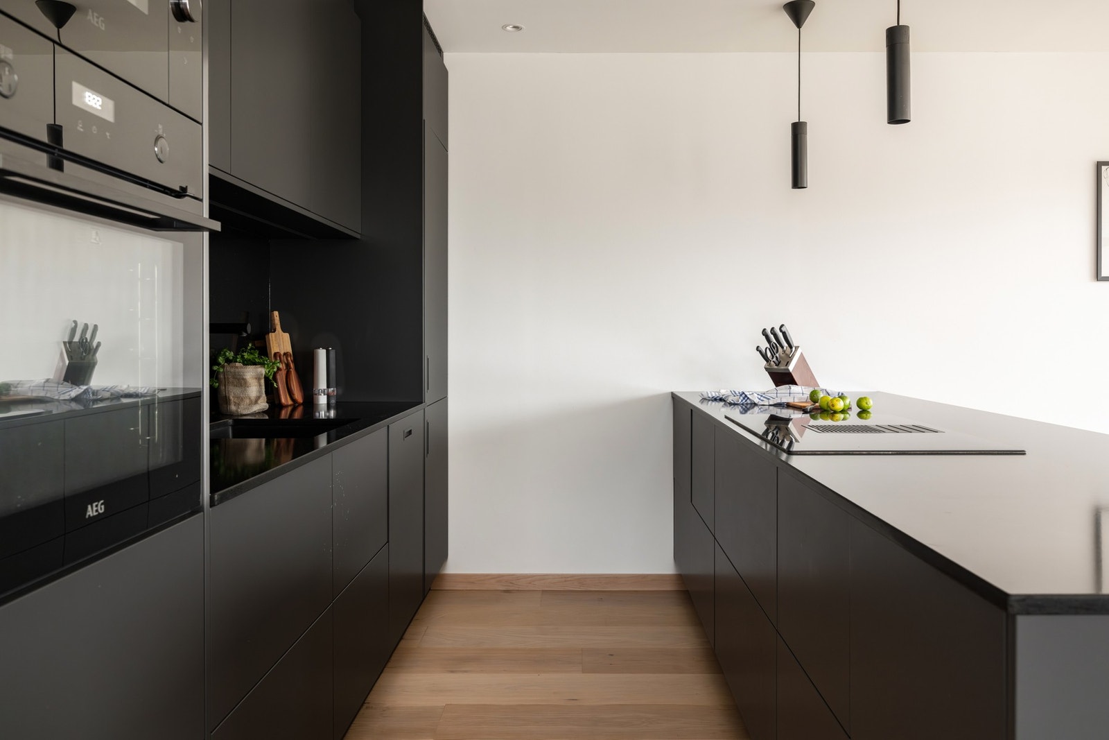 Svært stilren innredning med slette fronter og benkeplate i stein med tilsvarende backsplashplate. Dette gir et eksklusivt uttrykk. Galleribilde