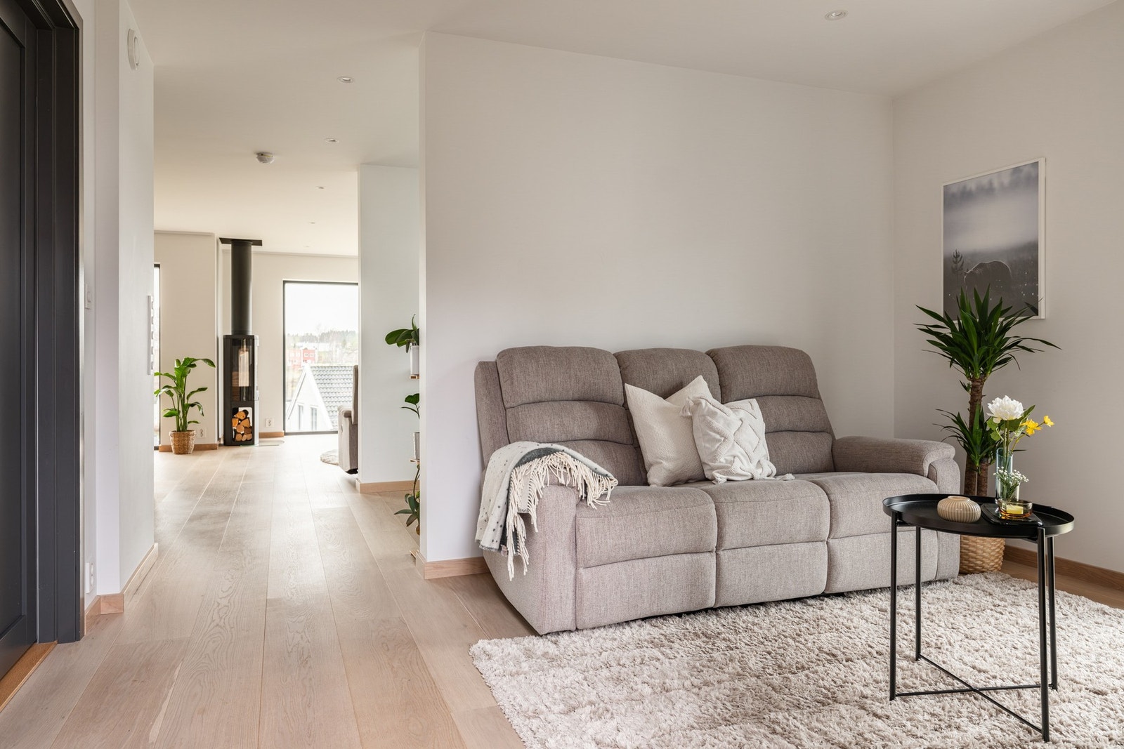 Rommet er i åpen løsning, men kan også omgjøres til et ekstra soverom ved å etablere en lettvegg eller f.eks. walk-in-closet i tilknytning til soverommet i samme etasje. Galleribilde