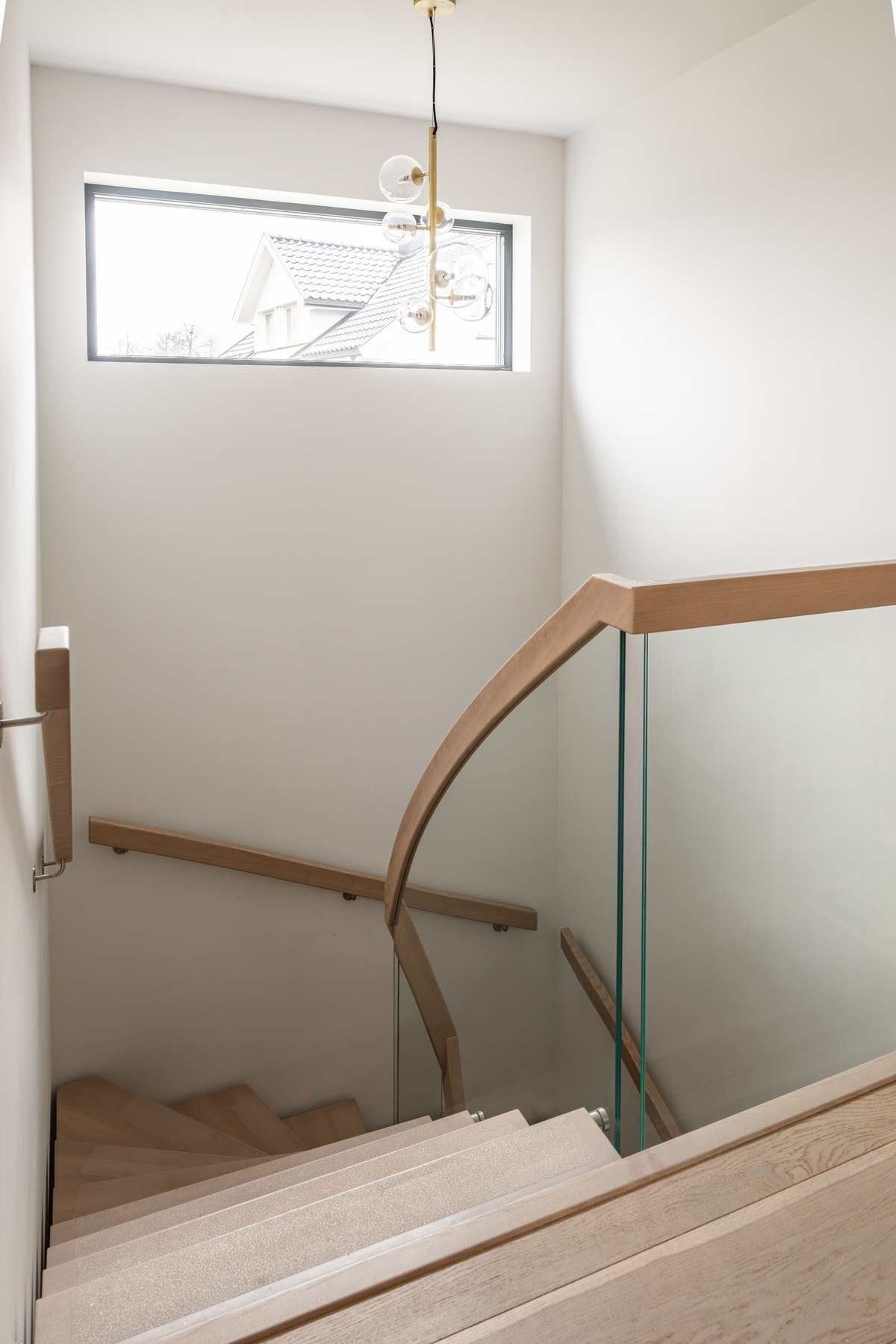 Trappeløpet er plassert sentralt i boligen og tar deg enkelt mellom etasjene. Galleribilde