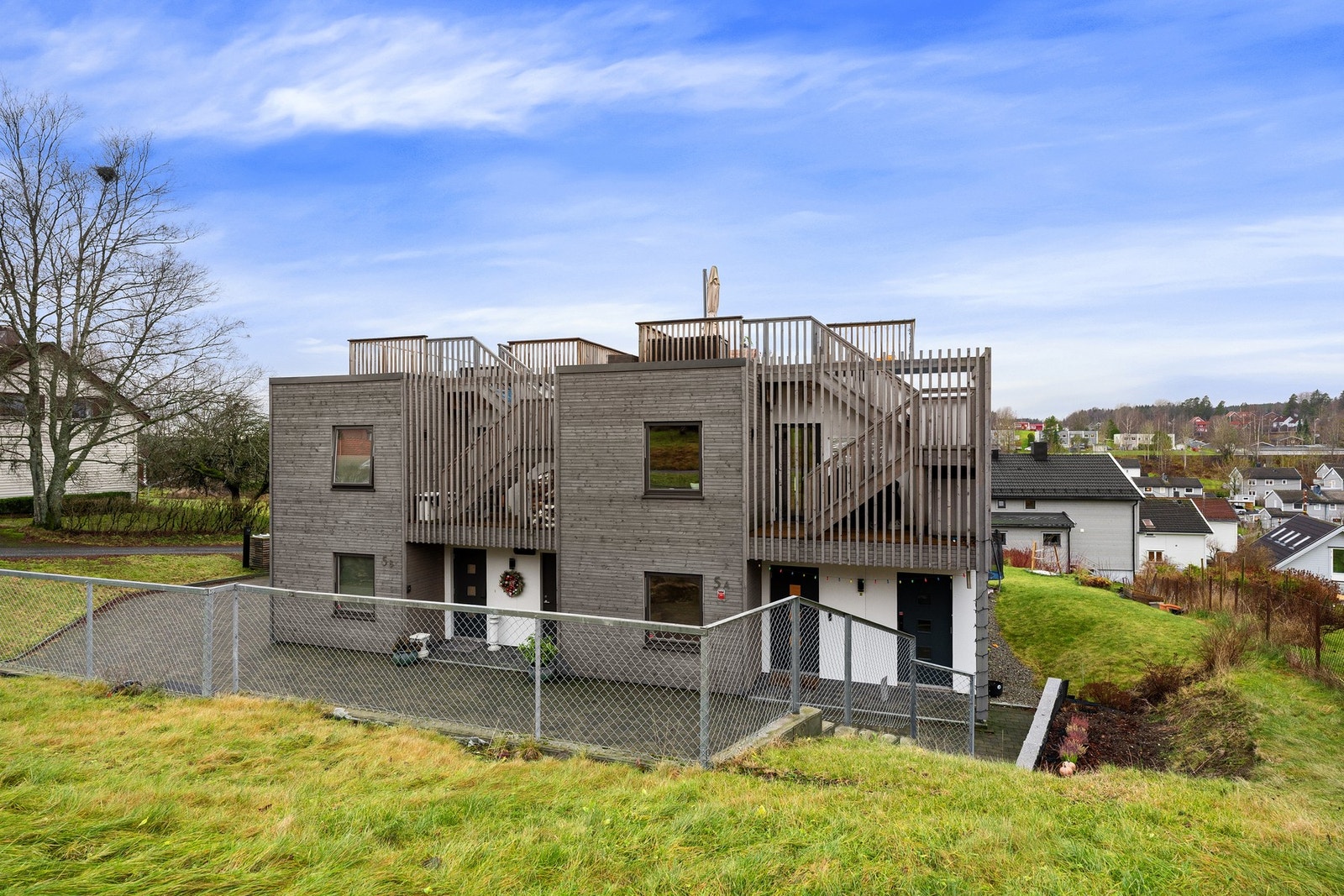 Moderne vertikaldelt 2-mannsbolig med moderne funkisstil fra 2022. Galleribilde