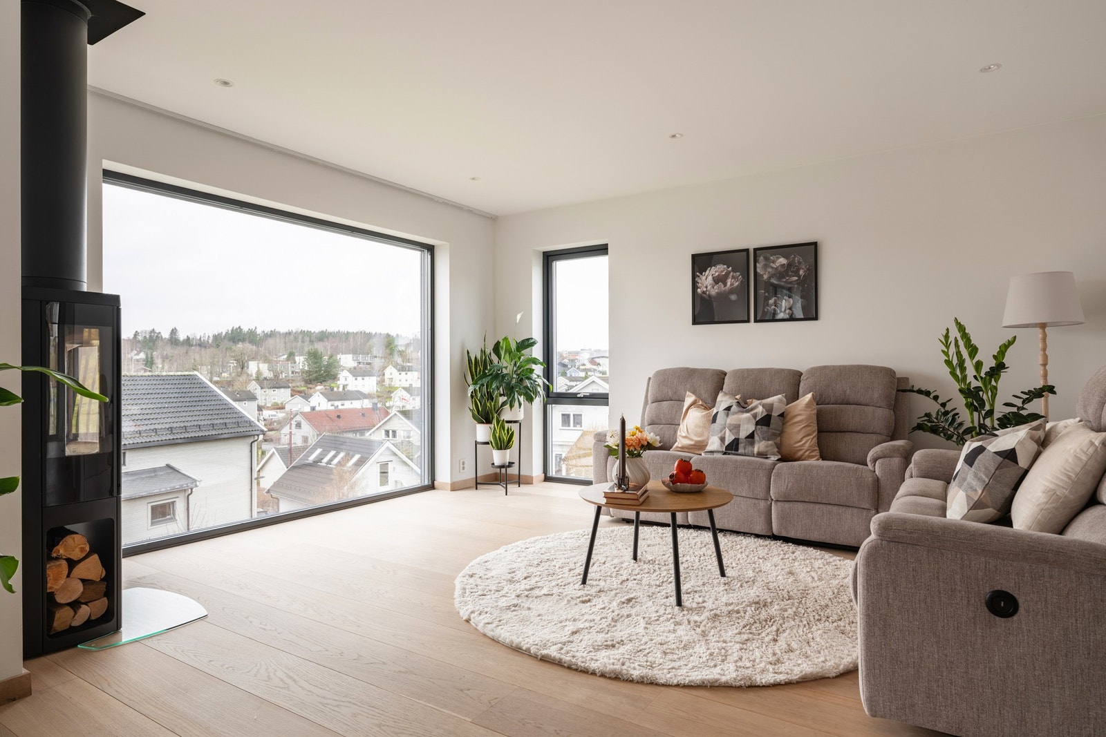 Det er moderne farge- og materialvalg og blant annet lekker énstavs parkett i samtlige oppholdsrom. Galleribilde