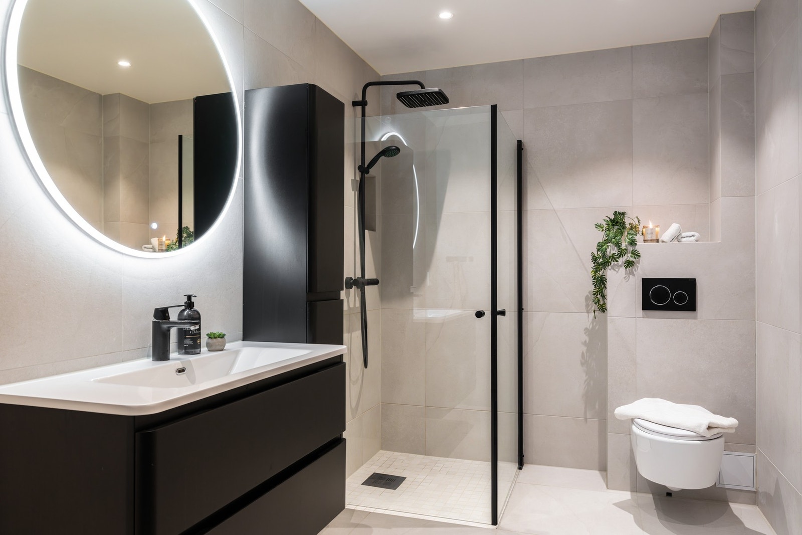 I 1. Etasje er det er stort, delikat og flislagt bad. Galleribilde