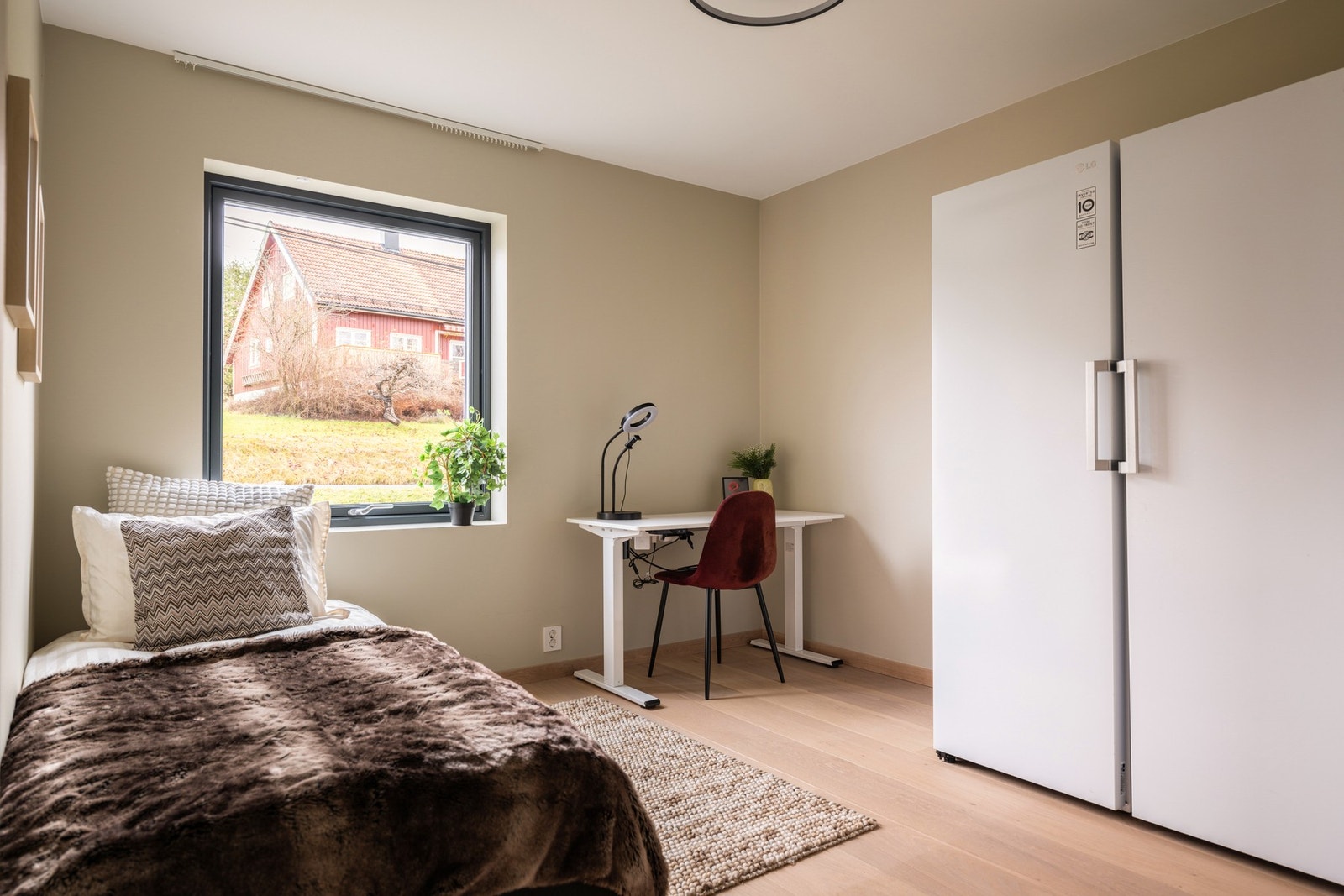 I 2. etasje er det et romslig soverom med plass til dobbeltseng. Galleribilde