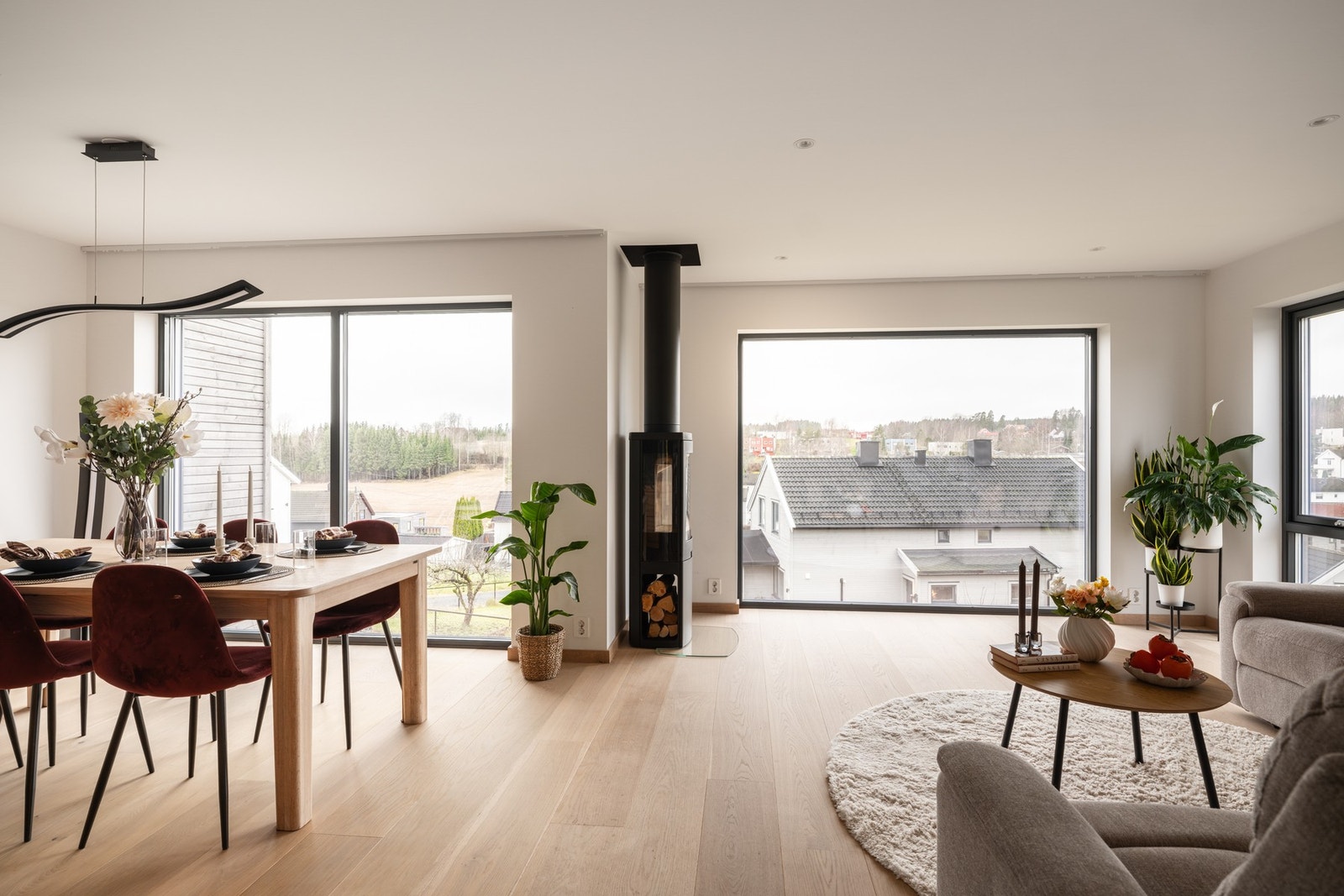 Stilren og påkostet familiebolig fra 2022, beliggende i et rolig og etablert boligområde, perfekt for barnefamilier. Fra boligen er det gangavstand til Ski sentrum. Galleribilde