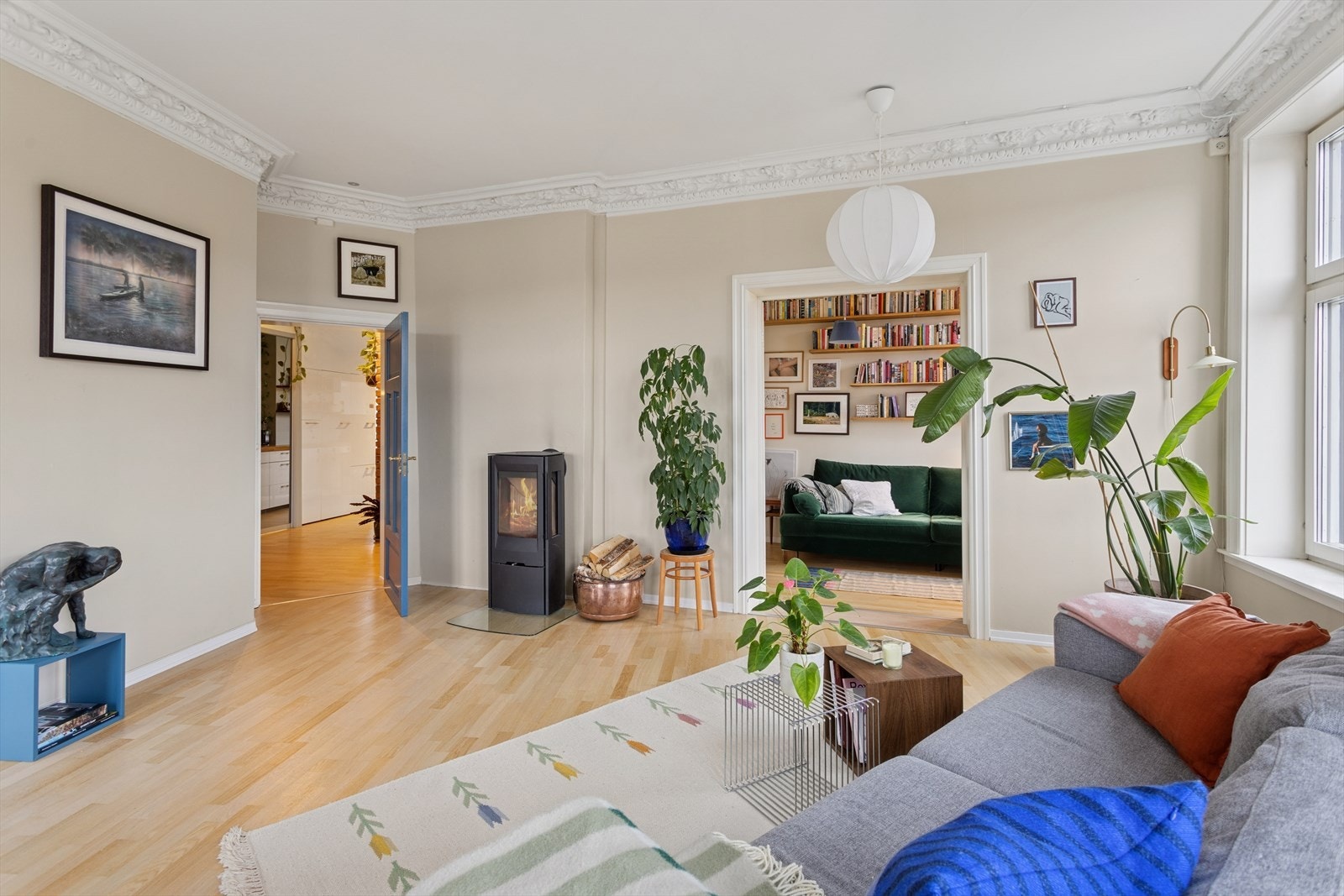 Stuen har også en hyggelig peis som gir godt med varme på kalde dager. Galleribilde