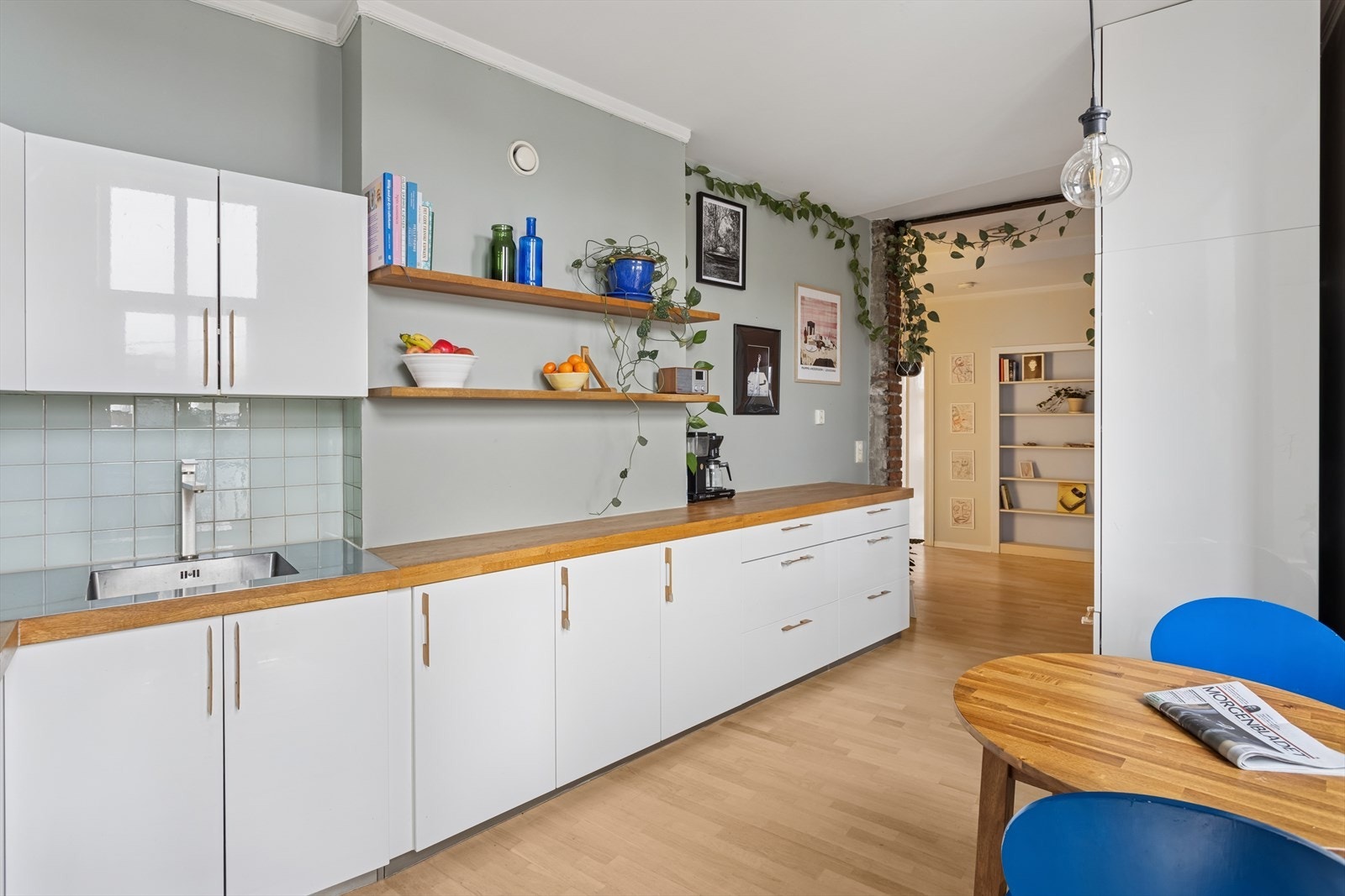 Det er metervis med benkeplass og gode oppbevaringsmuligheter på kjøkkenet. Galleribilde