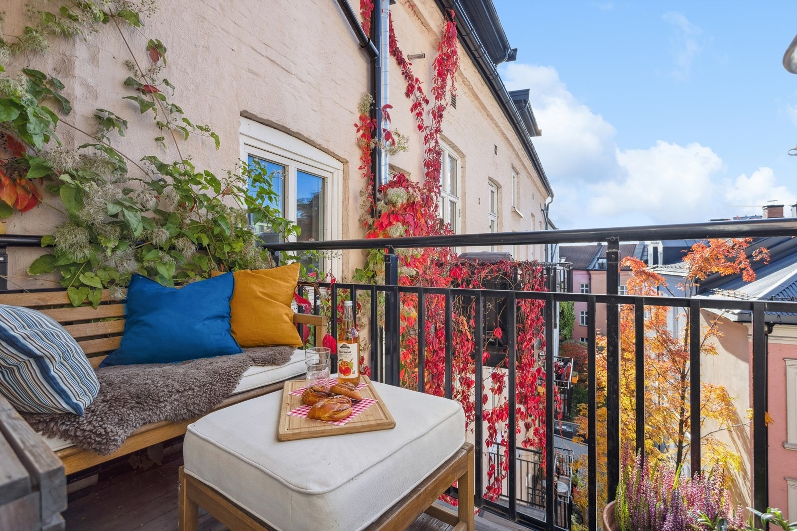 Fra kjøkkenet er det utgang til en solrik sydvendt balkong med hyggelig utsikt. Galleribilde