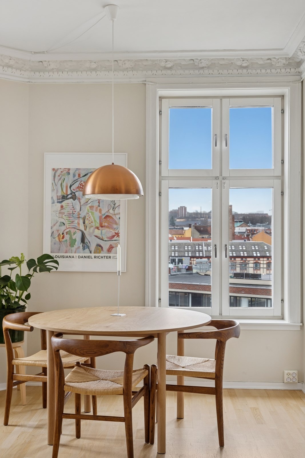 Det er utsyn fra dette rommet over store deler av byen og de store vindusflatene slipper inn rikelig med naturlig lys. Galleribilde