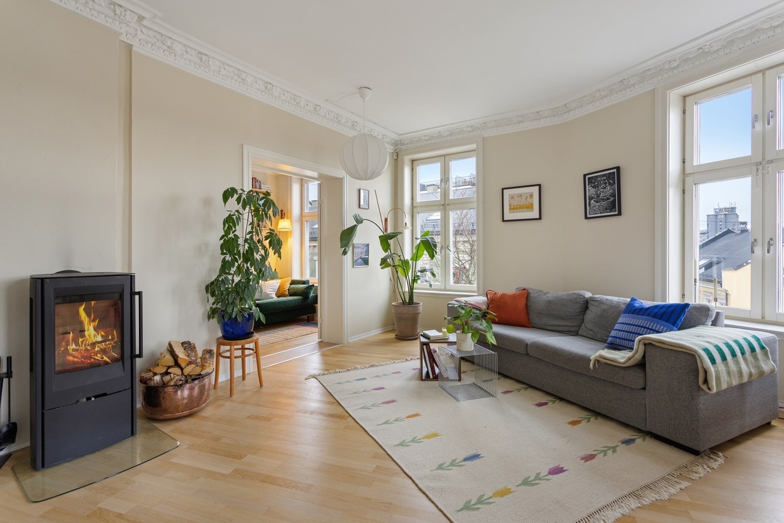 Stuen er plassert i hjertet av boligen - her er det rom for å innrede både med sofagruppe og spiseplass. Galleribilde