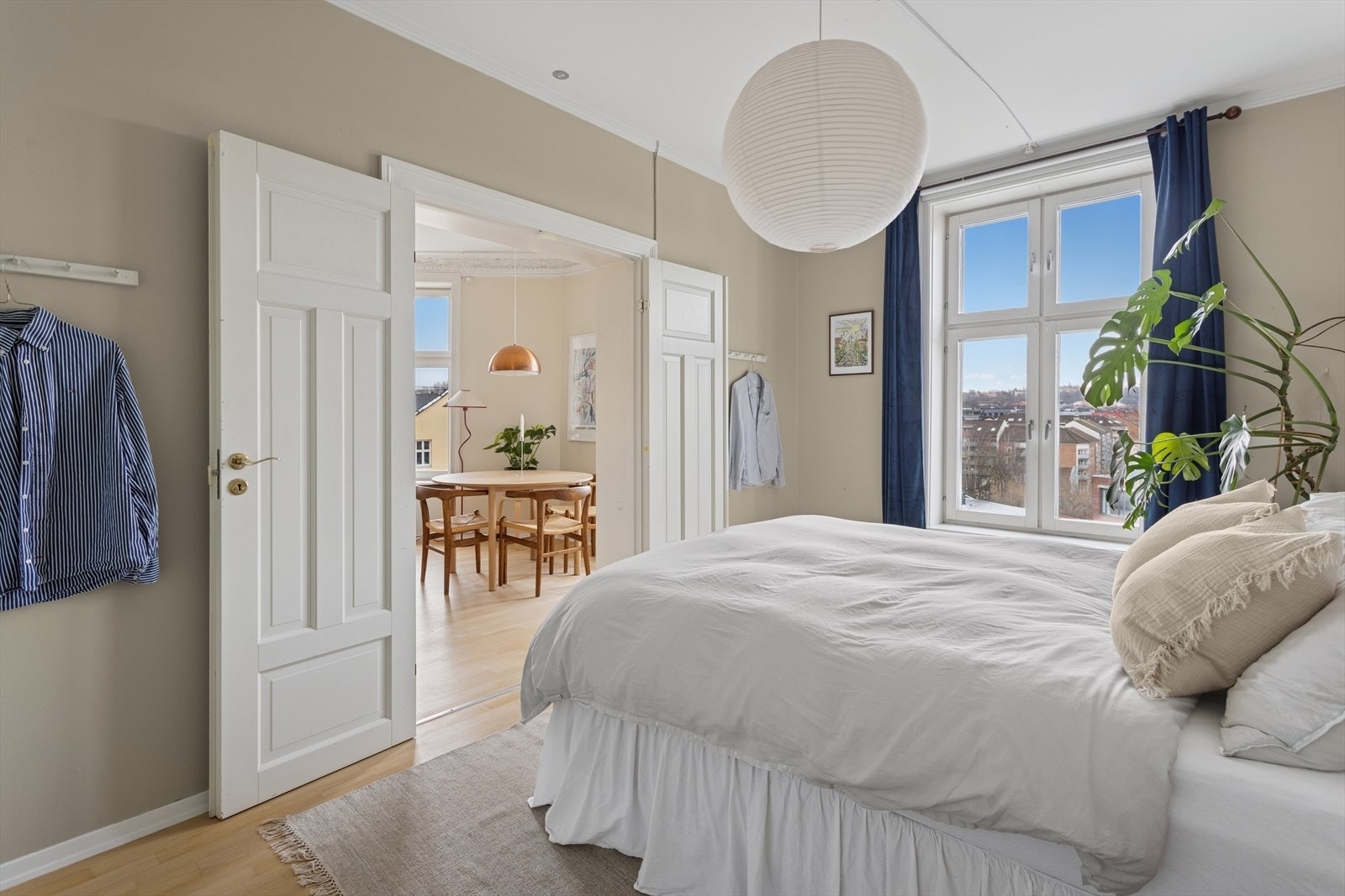 Hovedsoverom har adkomst fra stue/spisestue og har god plass til stor seng. Galleribilde