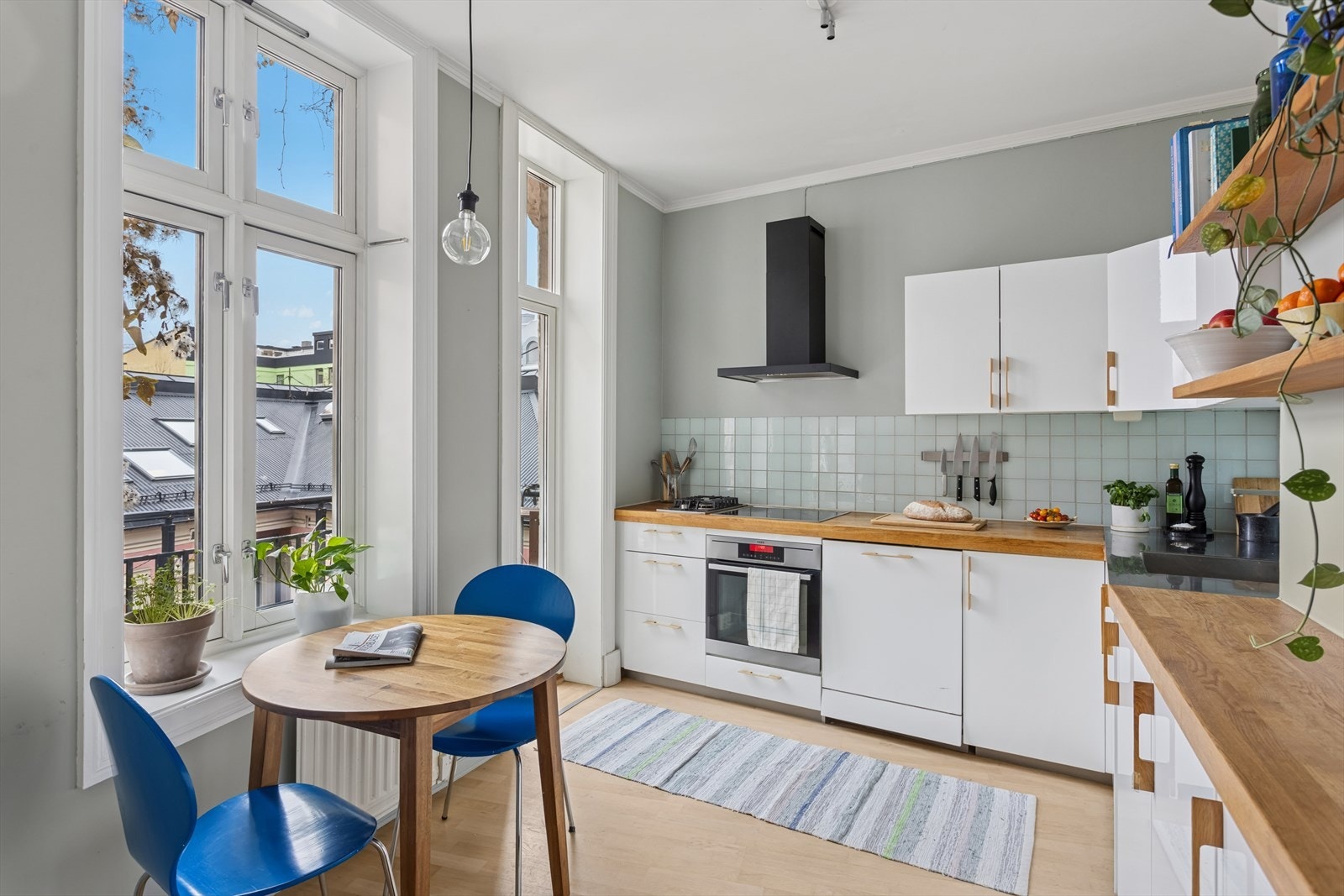 Leiligheten har kjøkkeninnredning fra KVIK med glatte høyglans skapfronter og heltre
benkeplate med fliser på bakvegg. Galleribilde