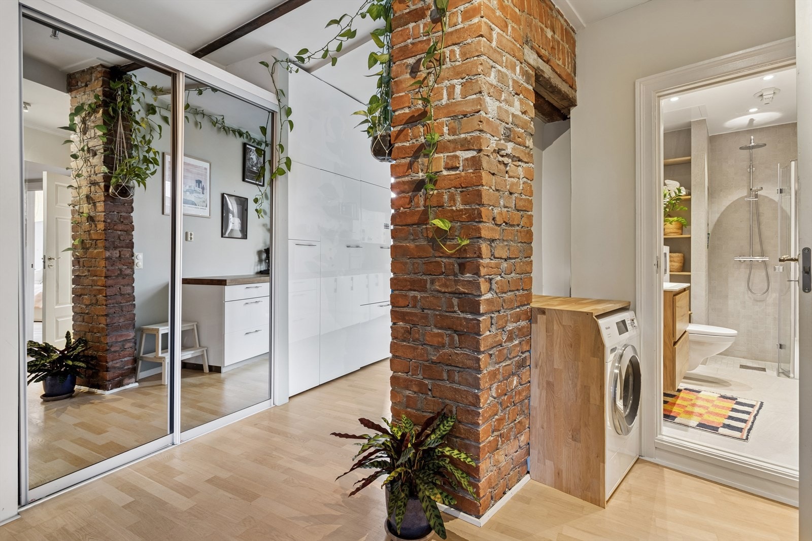 Boligen har en romslig gang med skyvedørsgarderobe ved entré. Galleribilde