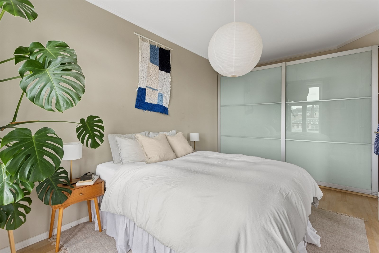 Rommet har en stor skyvedørsgarderobe langs den ene kortsiden av rommet. Galleribilde