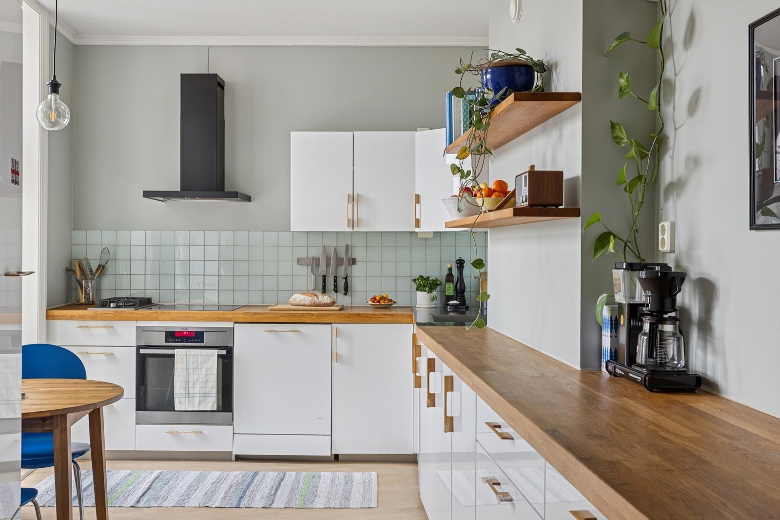 Innfelte hvitevarer består av koketopp, stekeovn, oppvaskmaskin og kjøl/-fryseskap, disse medfølger salget. Galleribilde