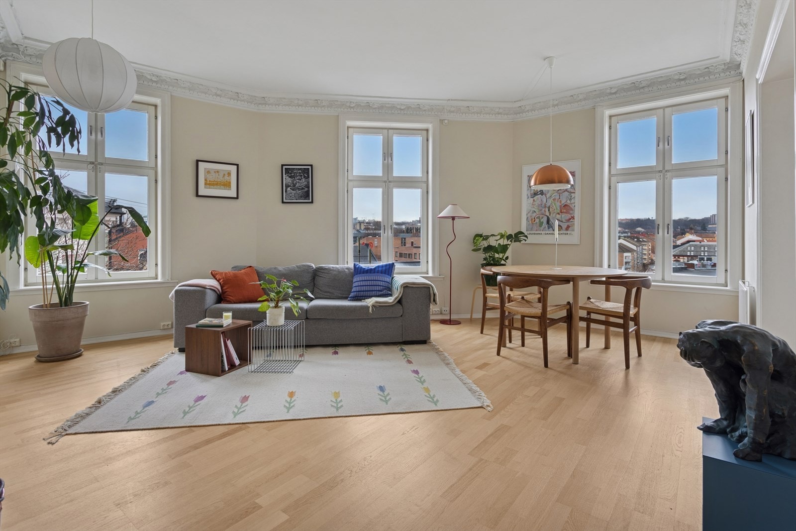 Boligen byr på flotte klassiske detaljer, særdeles god takhøyde og mye sollys gjennom store vindusflater. Galleribilde