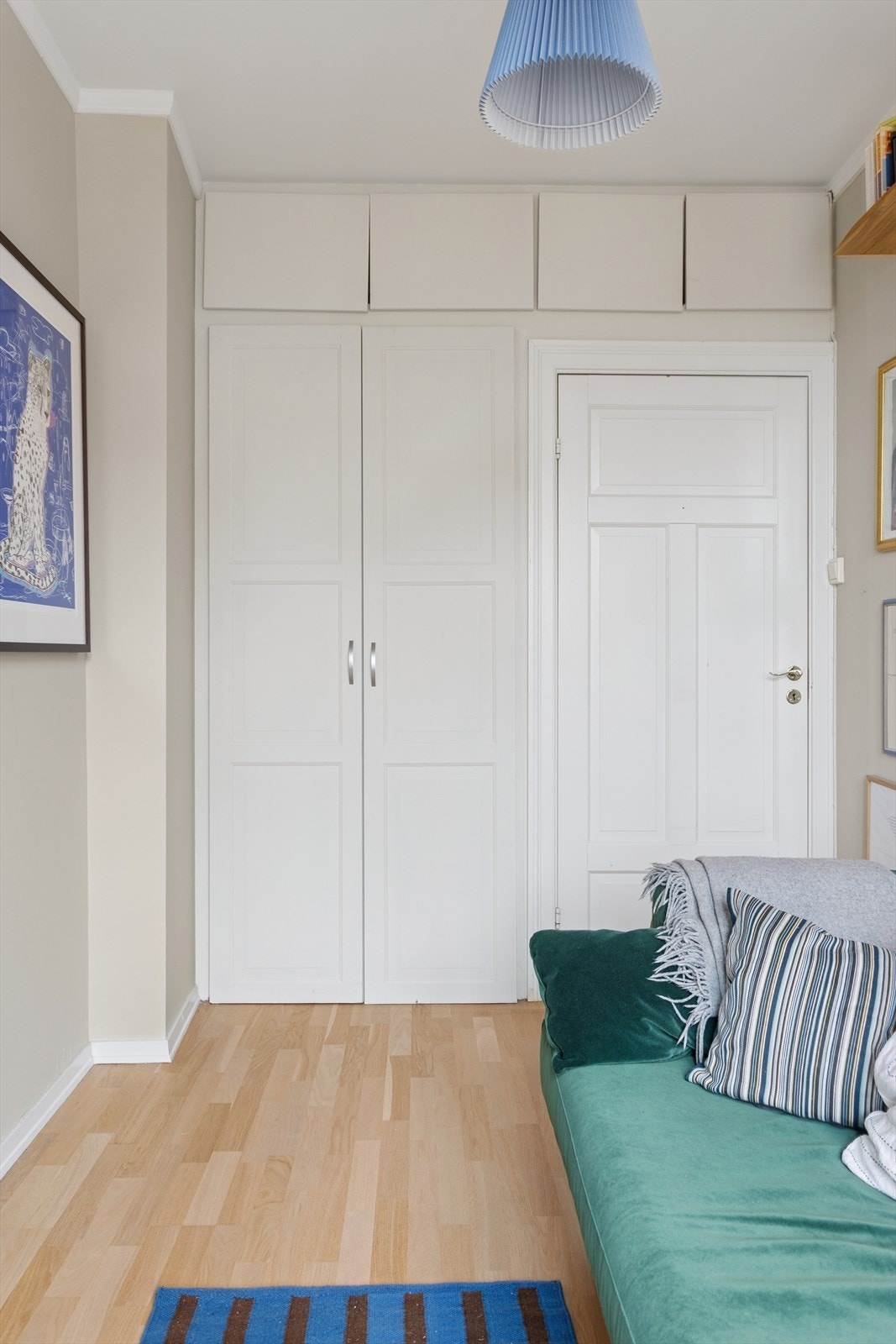 Praktisk, plassbygget garderobeløsning i enden av rommet. Galleribilde