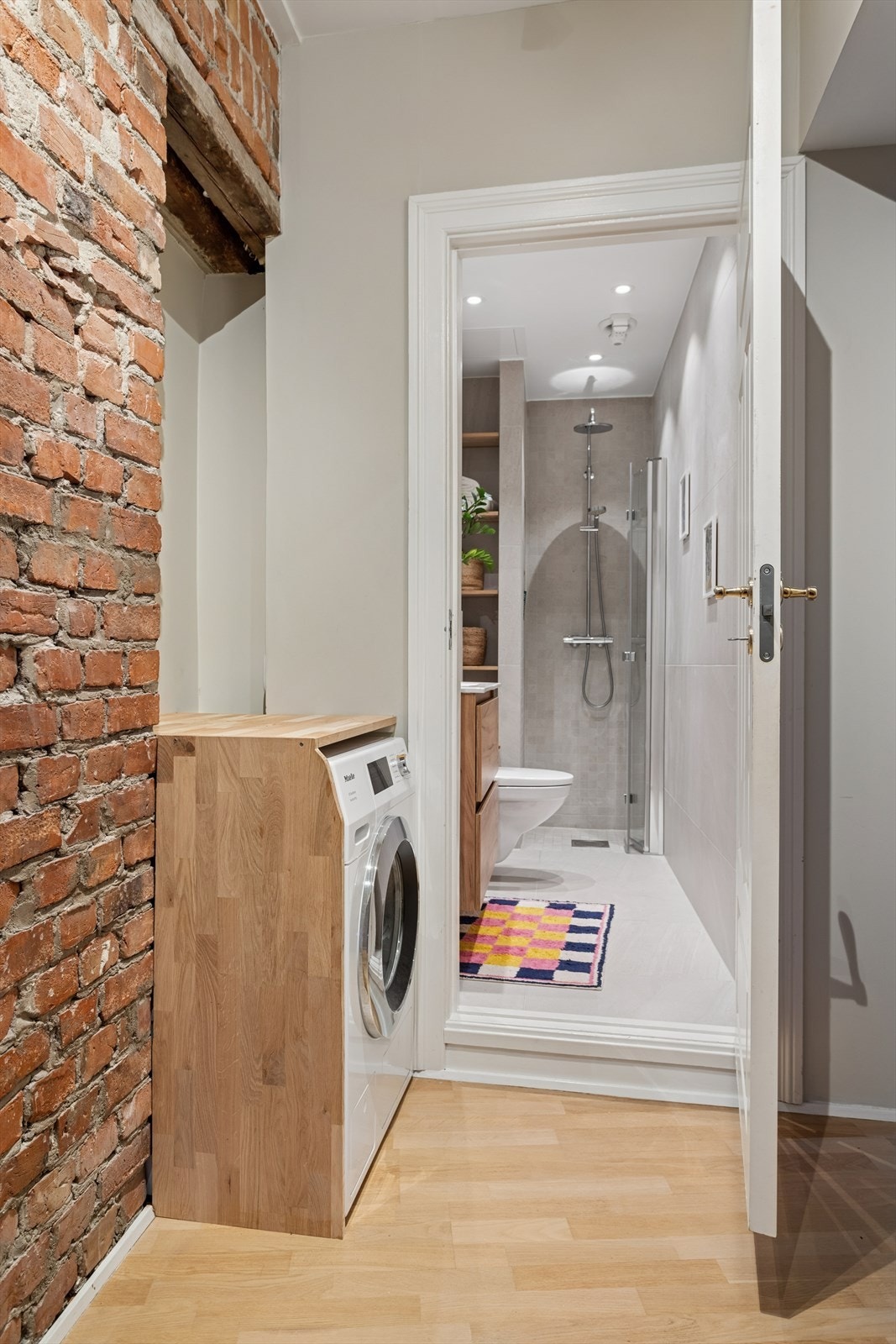 Baderommet har adkomst fra gangen og her er det etablert opplegg til vaskemaskin ved inngangen. Galleribilde