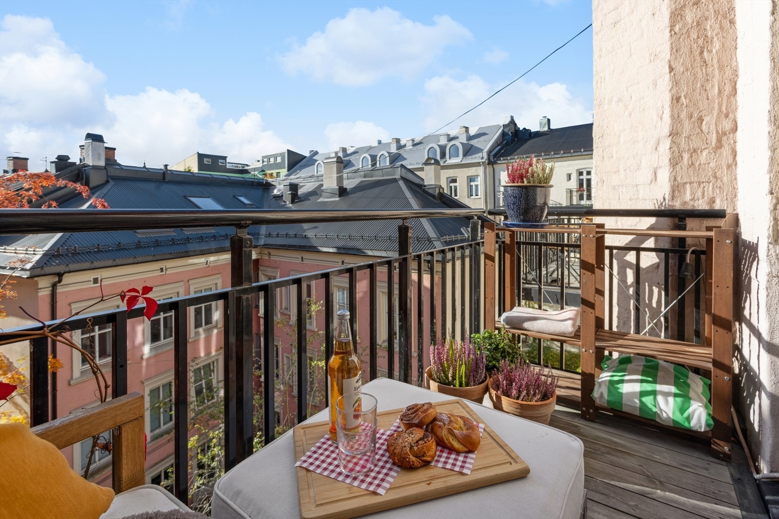 Leiligheten ligger i byggets 4. etasje og har utsikt fra kjøkkenet mot sameiets hyggelige bakhage og mot store deler av byen fra stuevinduene. Galleribilde