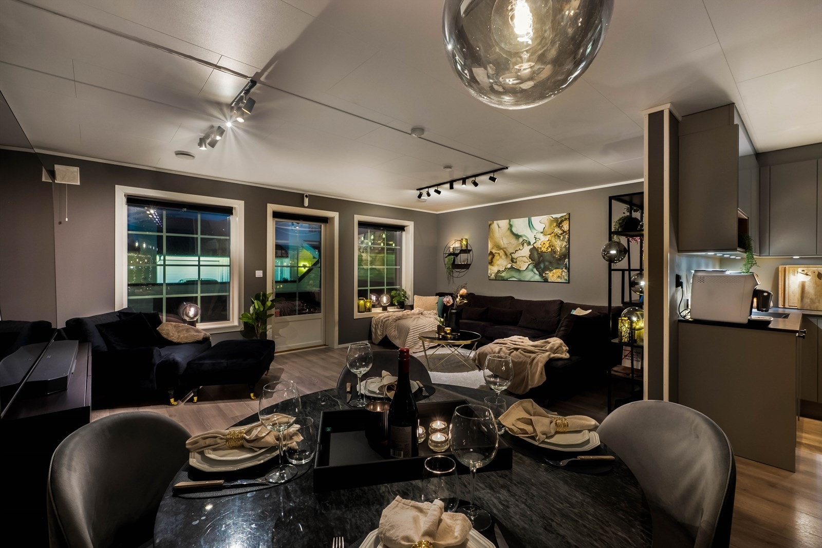 Det er naturlige seksjoner og god plass til sofahjørne og spisegruppe Galleribilde