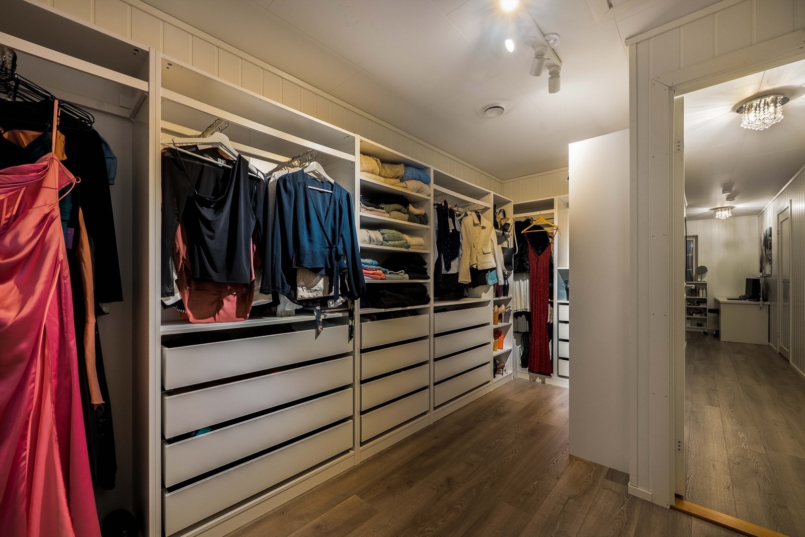 Her er det god plass til klesoppbevaring Galleribilde