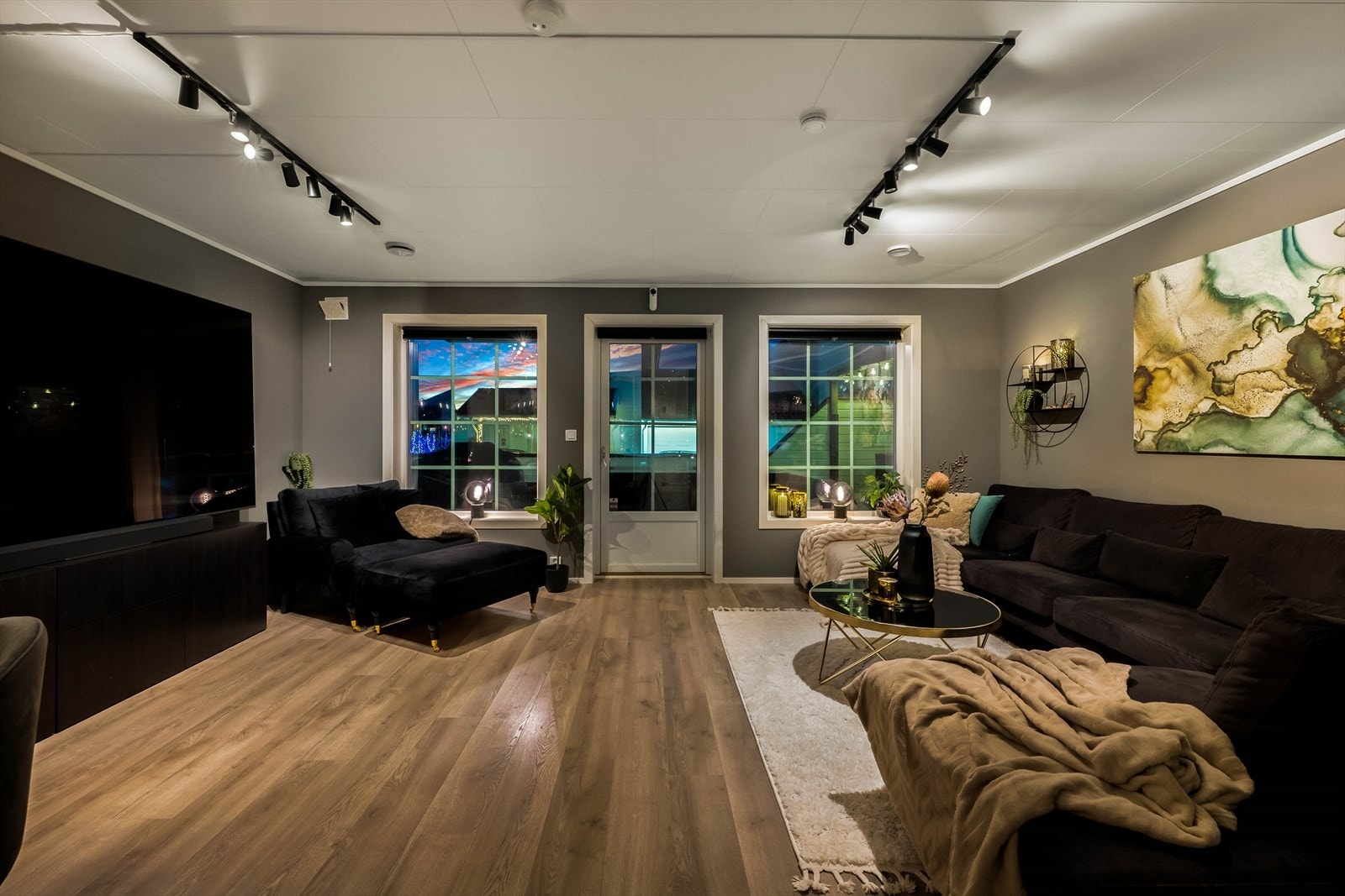 Fra stuen er det utgang til en herlig terrasse på 73 m² Galleribilde