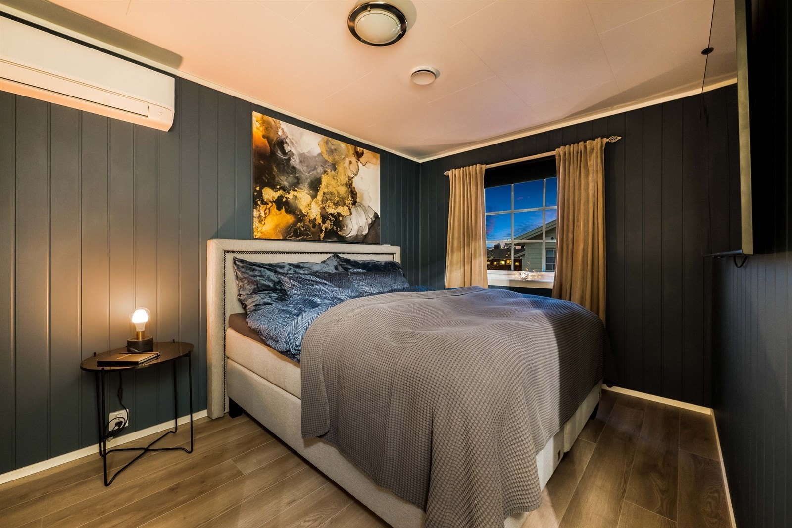 Boligen har totalt tre soverom. På to av soverommene er det montert varmepumpe Galleribilde