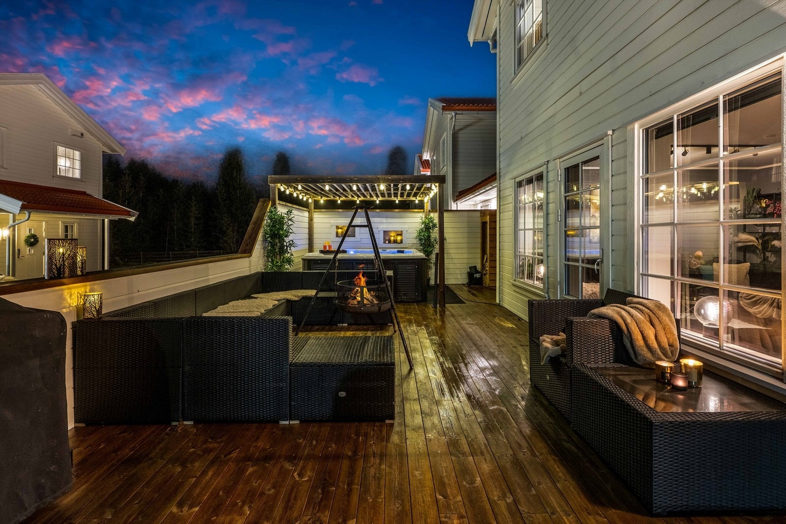 Boligen har et pent uteområde med stor terrasse og hage hvor det er god plass til utemøbler Galleribilde