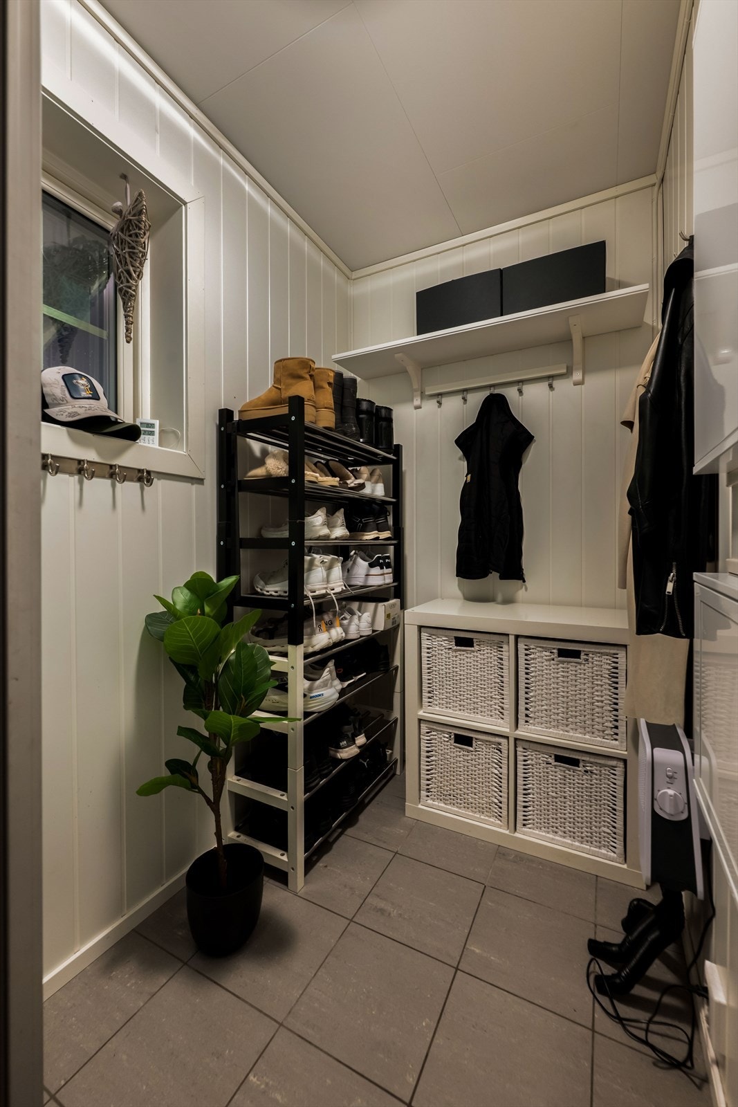 Fra entréen har du direkte adkomst til en praktisk og romslig garderobe Galleribilde