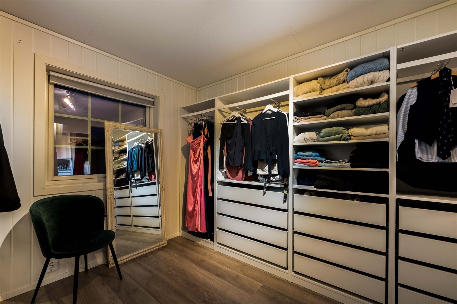 Det ene soverommet er innredet som walkin-garderobe Galleribilde