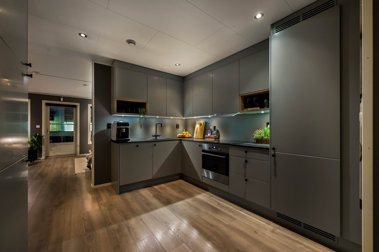 Lekkert kjøkken i delvis åpen løsning mot stue Galleribilde