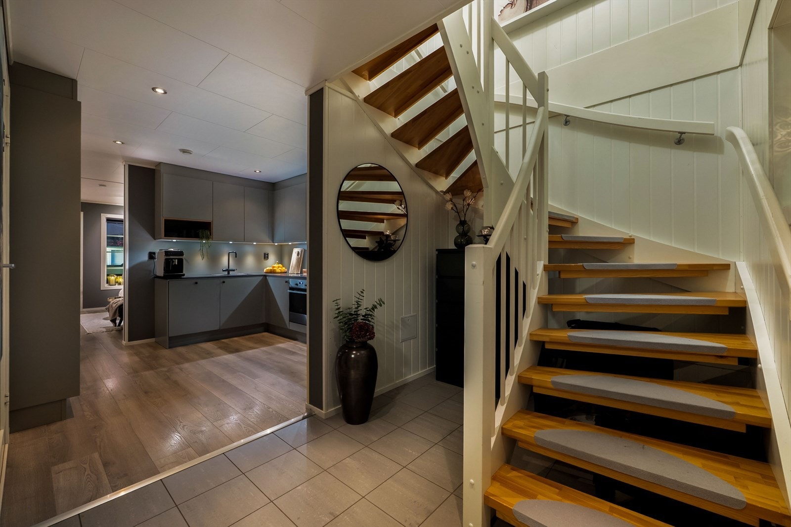 Du kommer inn i en innbydende og flislagt entré Galleribilde