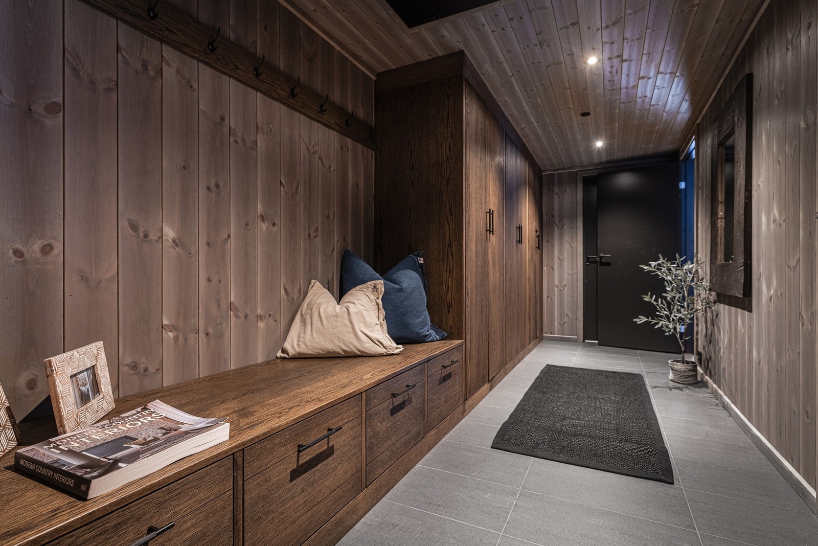 Entréen gir et godt førsteinntrykk med flislagt gulv og behagelig gulvvarme, samt innfelte downlights i himlingen. Galleribilde