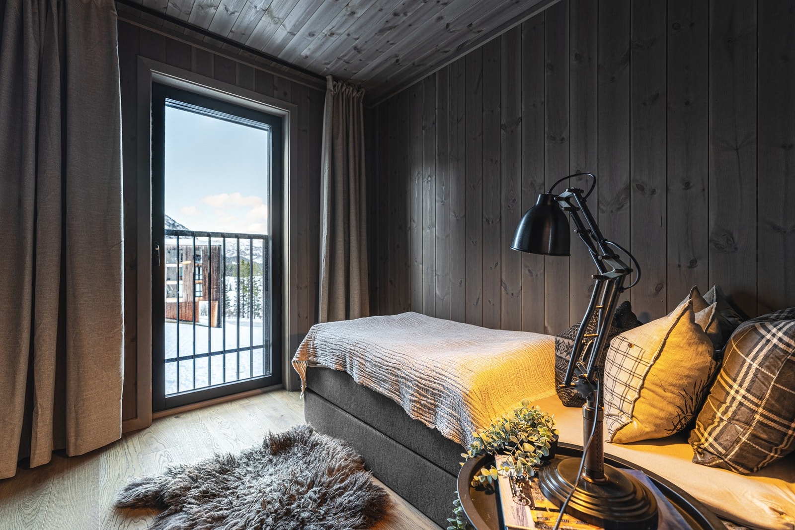 Soverom II, III og IV er alle praktiske i størrelse, med plass til seng og nattbord, og passer perfekt hvis man har barn eller skal ha gjester på besøk. Galleribilde