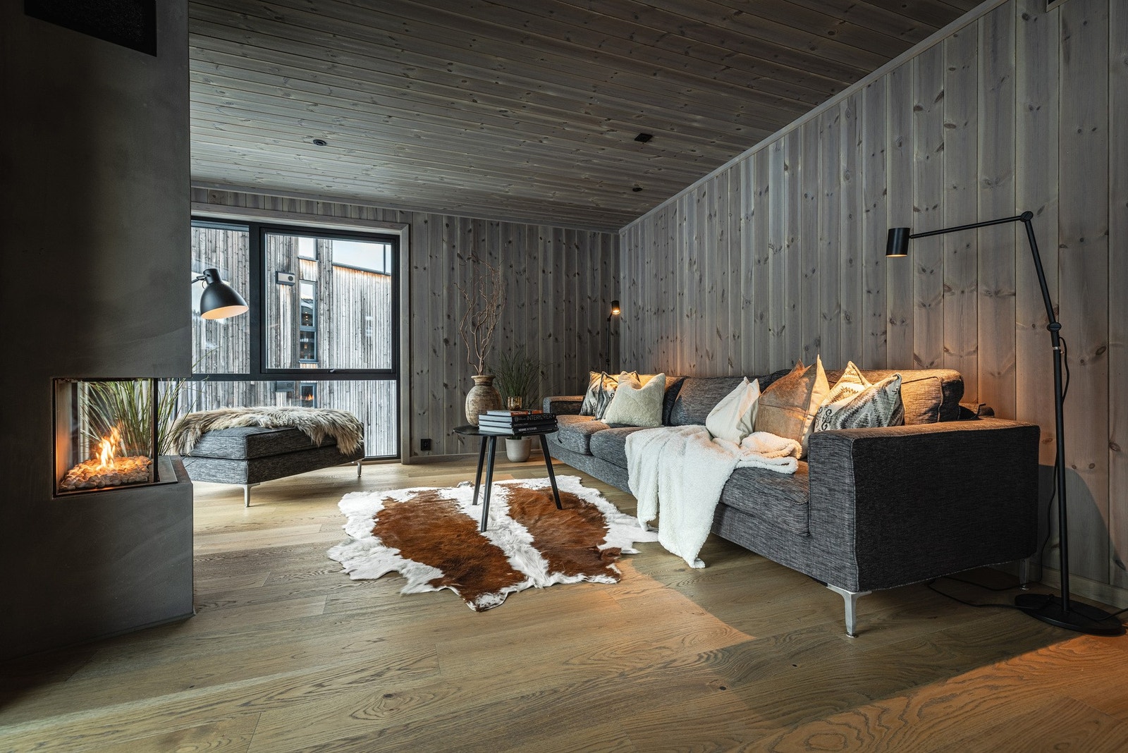 Lekker stue med store vindusflater som slipper inn rikelig med naturlig lys. Galleribilde