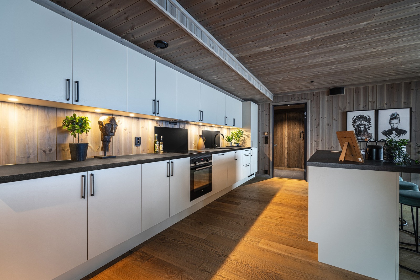 Kjøkkenet er fullt utstyrt med integrerte hvitevarer, inkludert kjøleskap, fryser, oppvaskmaskin, induksjonstopp og innbygningskomfyr pent innfelt i innredningen. Galleribilde