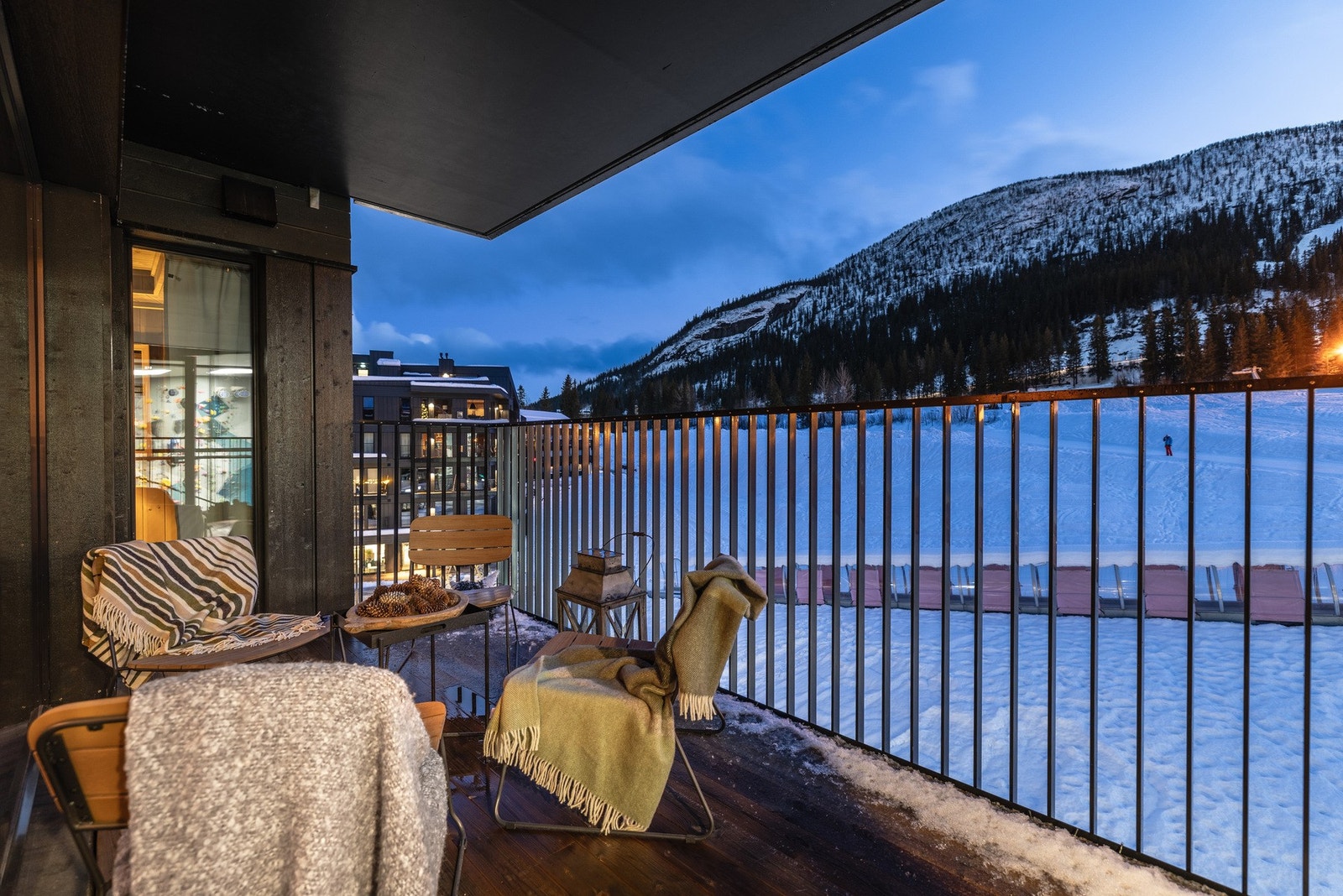 Balkongen er på ca. 13 kvm med god plass til utemøbler og grill. Galleribilde