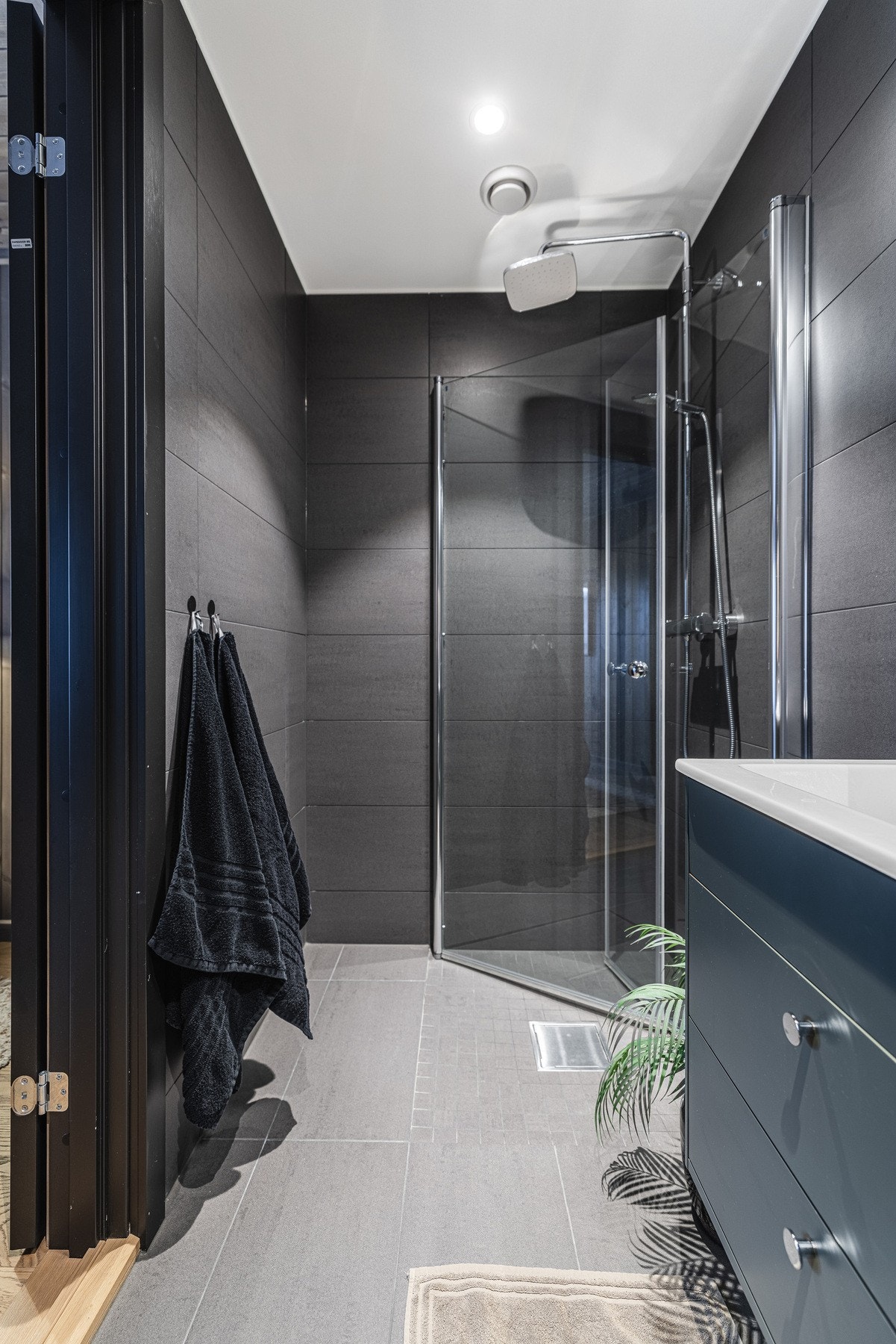 Badet er moderne og delikat, med tidsriktige fliser på både gulv og vegger. Galleribilde