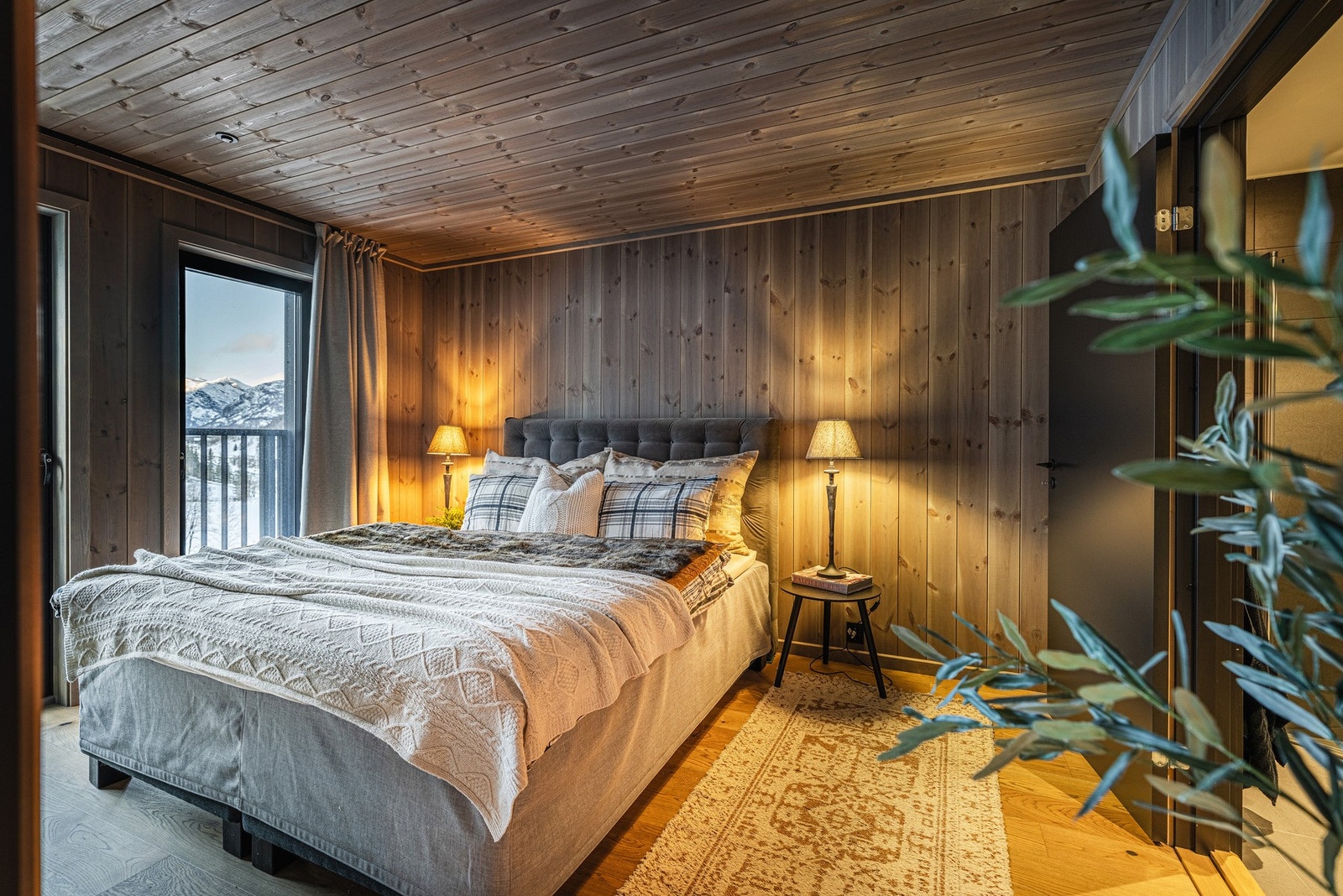 Hovedsoverommet er romslig, med plass til stor dobbeltseng og nattbord på hver side, samt ekstra plass til kommode eller garderobeskap. Galleribilde