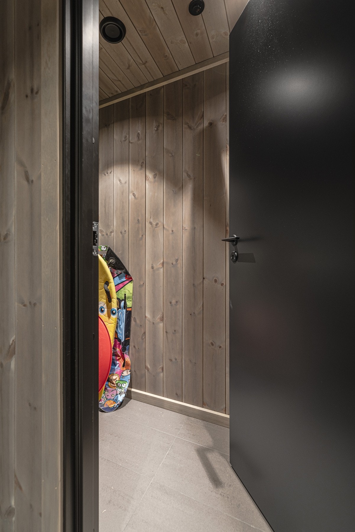 Praktisk med direkte adkomst fra entréen til innvendig bod. Galleribilde