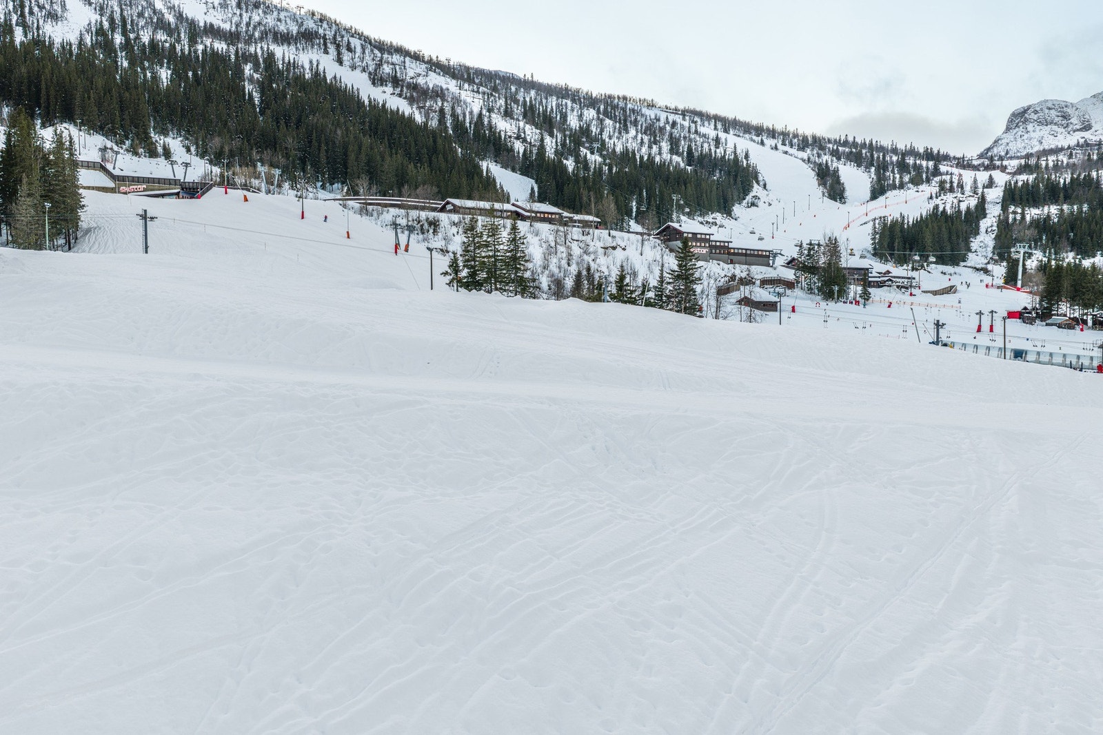 Det er kort avstand til en rekke aktiviteter og fasiliteter, som heiser og skibakker, preparerte langrennsspor, lysløype, rulleskiarena og sykkelløype. Galleribilde
