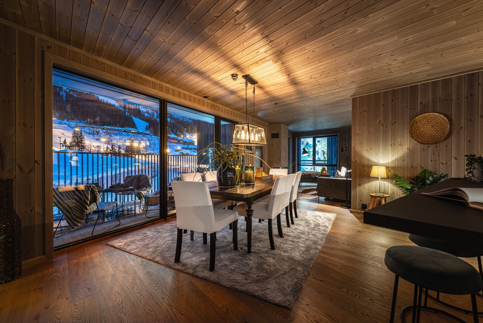 Velkommen til Holleskardvegen 21 - Her har vi gleden av å presentere en moderne hjørneleilighet fra 2024 med svært ettertraktet beliggenhet i skifronten til Hemsedal Skisenter, med ski in/out. Galleribilde